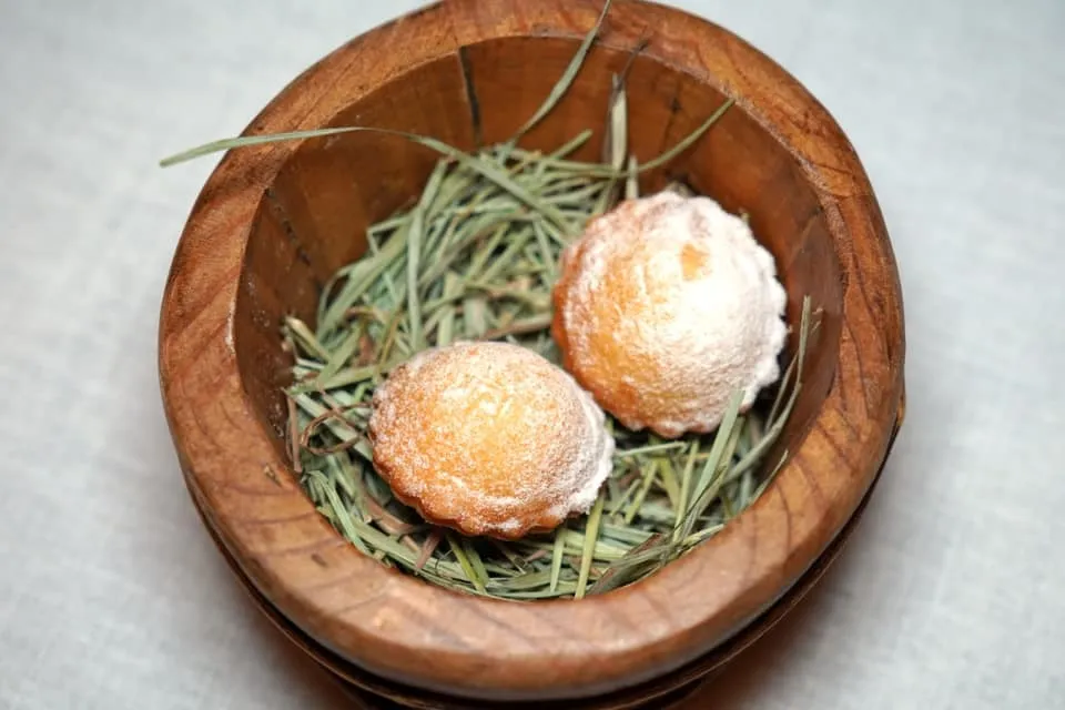 Rissole with Safran Rissole เป็นแป้งแพสทรี่บางกรอบ ด้านในสอดไส้ครีมหญ้าฝรั่นหอม ๆ รสชาติหวานกำลังดี (17/20)