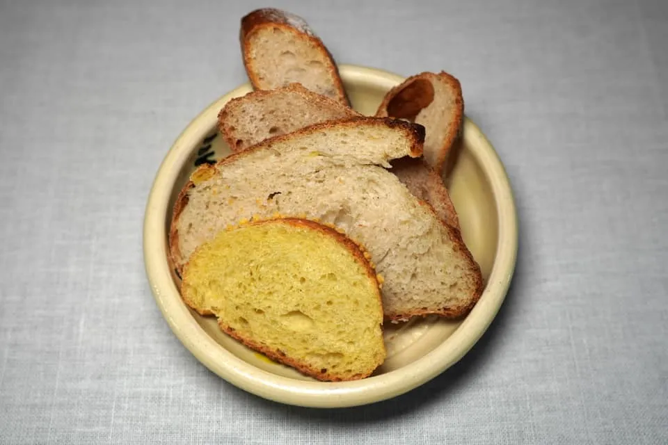Bread and Butter พนักงานจะเตรียมขนมปังลงในถ้วยใบเล็ก ๆ และสามารถขอเติมได้เรื่อย ๆ ตลอดมื้อ
