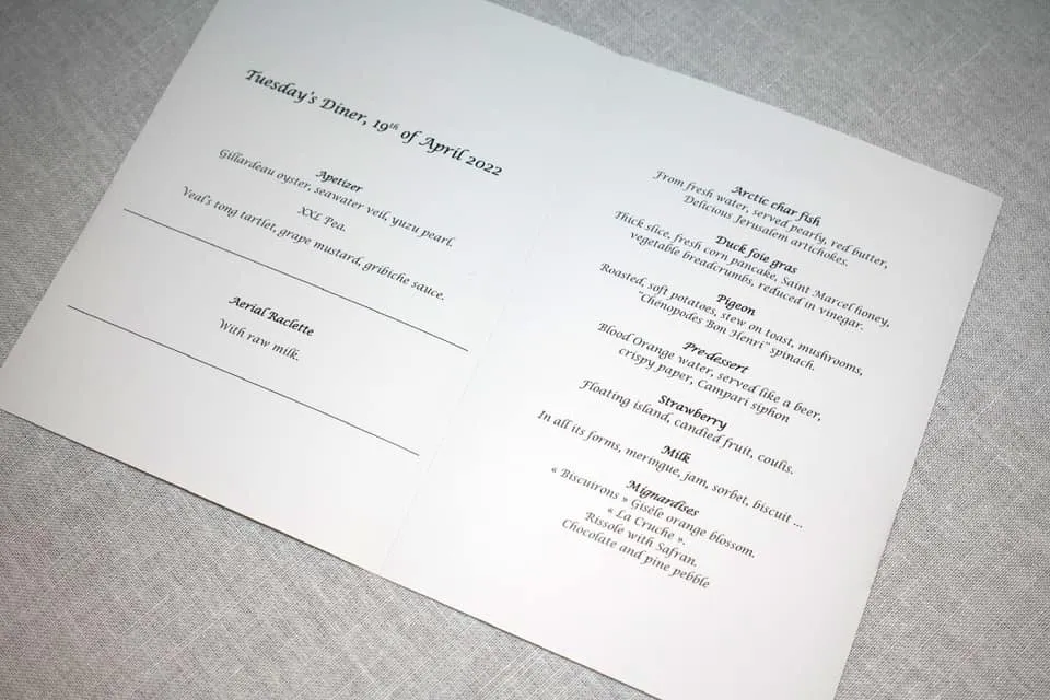 📃 Découverte de 4 surprises (239 €/p) Inspiration de la Bouitte en 4 plats 🥄 Mises en Bouche Gillardeau oyster, seawater veil, yuzu pearl XXL Pea Veal’s tongue tartlet, grape mustard, gribiche sauce Aerial Raclette With raw milk 🥄 Découverte de 4 surprises Arctic char fish From fresh water, served pearly, red butter, Delicious Jerusalem artichokes Duck foie gras Thick slice, fresh corn pancake, Saint Marcel honey, vegetable breadcrumbs, reduced in vinegar Pigeon Roasted, soft potatoes, stew on toast, mushrooms, ”Chénopodes Bon Henri“ spinach Pre-dessert Rhubarb water, served like a beer, crispy paper, lovage siphon Milk In all its forms, meringue, jam, sorbet, biscuit ... 🥄 Substitution Strawberry Floating island, candied fruit, coulis 🥄 Mignardises « Biscuirons » Gisèle orange blossom « La Cruche » Rissole with Safran Chocolate and pine pebble