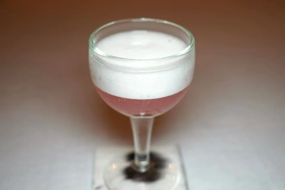 Pre-dessert Rhubarb water, served like a beer, crispy paper, lovage siphon น้ำรูบาห์บรสเปรี้ยวนำ มีหวานตามนิด ๆ หอมกลิ่นโฟม Lovage Siphon ช่วยล้างปากและเรียกความสดชื่นได้ดี (17/20)