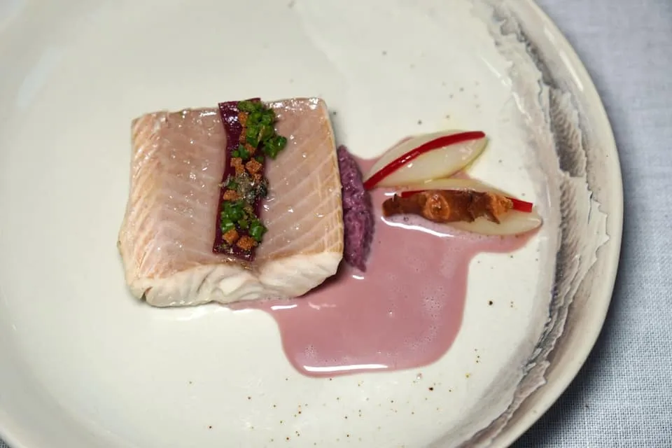 Arctic char fish From fresh water, served pearly, red butter, Delicious Jerusalem artichokes เนื้อปลาปรุงมาสุกได้ระดับชนิดที่เรียกว่าไร้ที่ติ นุ่ม ฉ่ำ ละมุน ดีงามสุด ๆ กระทั่งเทียบกับร้านอาหารในระดับเดียวกัน ซอสเนยแดงมีความเข้มข้นพอประมาณทั้งยังช่วยบาลานซ์กลิ่นเฉพาะตัวของปลาไม่ให้โดดเด่นจนเกินไป ชิ้นแก่นตะวันมีความเฟิร์มแต่ไม่กระด้าง เคี้ยวง่าย มี Earthy Aroma พอประมาณ ยังมีแผ่นกรอบทำมาจากผิวของแก่นตะวันใส่มาด้วย ถือเป็นจานที่มีองค์ประกอบไม่มากแต่เตรียมออกมาได้อย่างไร้ที่ติ (19/20)