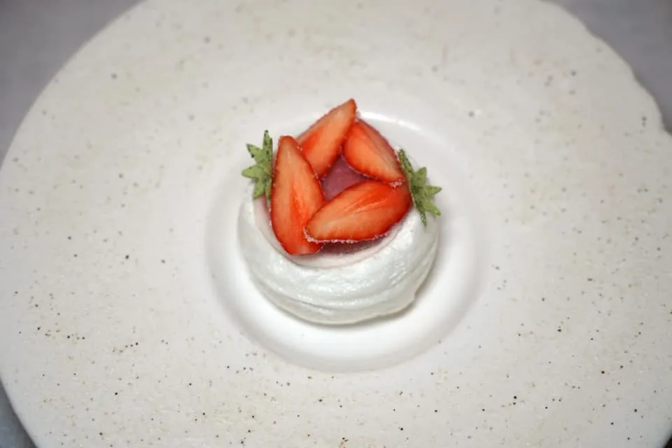 Strawberry Floating island, candied fruit, coulis อีกจานหนึ่งคือสตรอว์เบอร์รี่เสิร์ฟมาในหลากหลายรูปแบบและเนื้อสัมผัสในเมอแรงก์สีขาวตรงกลาง (18/20)