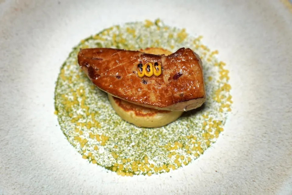 Duck foie gras Thick slice, fresh corn pancake, Saint Marcel honey, vegetable breadcrumbs, reduced in vinegar เมนูเก่าแก่ที่สุดที่ยังได้รับการจัดเสิร์ฟในห้องอาหาร La Bouitte ถูกคิดค้นขึ้นตั้งแต่ปี 1981 หรือกว่า 41 ปีมาแล้ว นั่นก็คือ Le Foie Gras de Canard en Escalope Épaisse เชฟใช้ฟัวกราส์ตับเป็ดคุณภาพสูงจาก La Vienne หั่นมาเป็นชิ้นหนา ๆ ให้เนื้อสัมผัสนุ่มและครีมมี่จนแทบละลายในปาก ด้านล่างรองด้วย Galette de Maïs frais หรือแพนเค้กทำมาจากข้าวโพดเนื้อสัมผัสนุ่มแต่ยังมีความหนักและครีมมี่อยู่พอประมาณช่วยลดทอนความหนักของฟัวกราส์ตับเป็ดได้อย่างพอเหมาะ รอบ ๆ คือครัมเบิ้ลทำจากผักช่วยเพิ่มความกรอบให้กับจาน (18/20)
