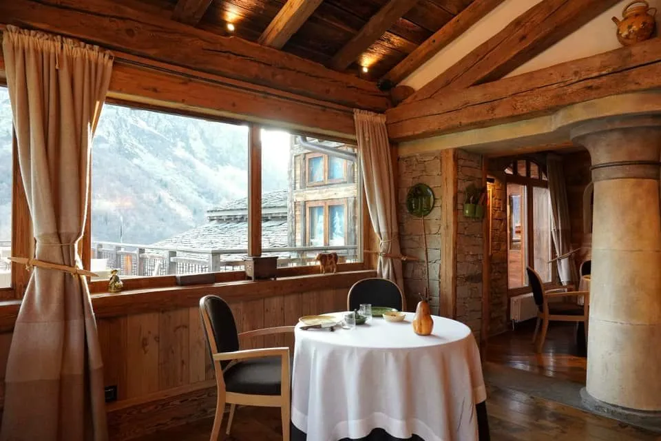 ภายในห้องอาหารตกแต่งในสไตล์พื้นเมือง Savoyard คล้ายกันกับ Swiss Chalet