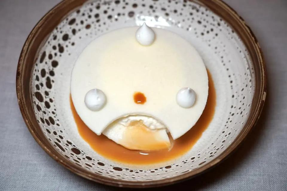 Milk In all its forms, meringue, jam, sorbet, biscuit ... เมื่อตักเข้าปากเราสามารถสัมผัสได้ถึงนมชั้นดีในรูปแบบที่แตกต่างกันทั้งเนื้อสัมผัส อุณหภูมิ รสชาติหวานกลมกล่อม มีกลิ่นหอมโดดเด่นชวนหลงไหล อร่อยจนเราใช้ชอนปาดเสียเกลี้ยงจาน (19/20)