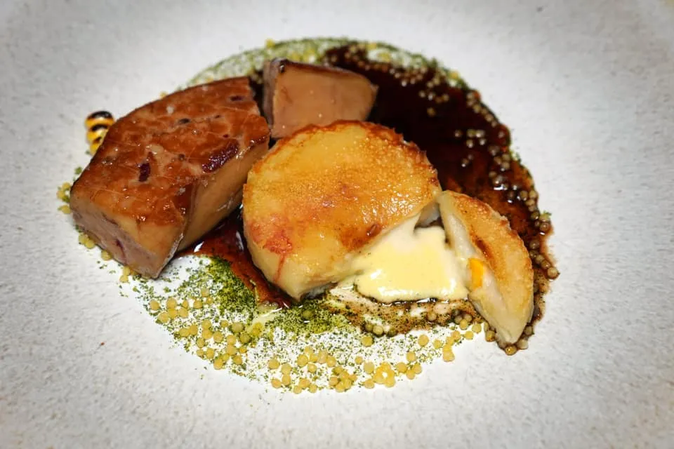 Duck foie gras Thick slice, fresh corn pancake, Saint Marcel honey, vegetable breadcrumbs, reduced in vinegar ด้วยความที่เป็นน้ำส้มสายชูเก่าทำให้มีรสหวานนำชัดเจนกว่ารสเปรี้ยว ทั้งยังเพิ่มความกลมกล่อมด้วยความหวานของน้ำผึ้งท้องถิ่นช่วยให้รสชาติมีมิติมากยิ่งขึ้นอีกด้วย (18/20)