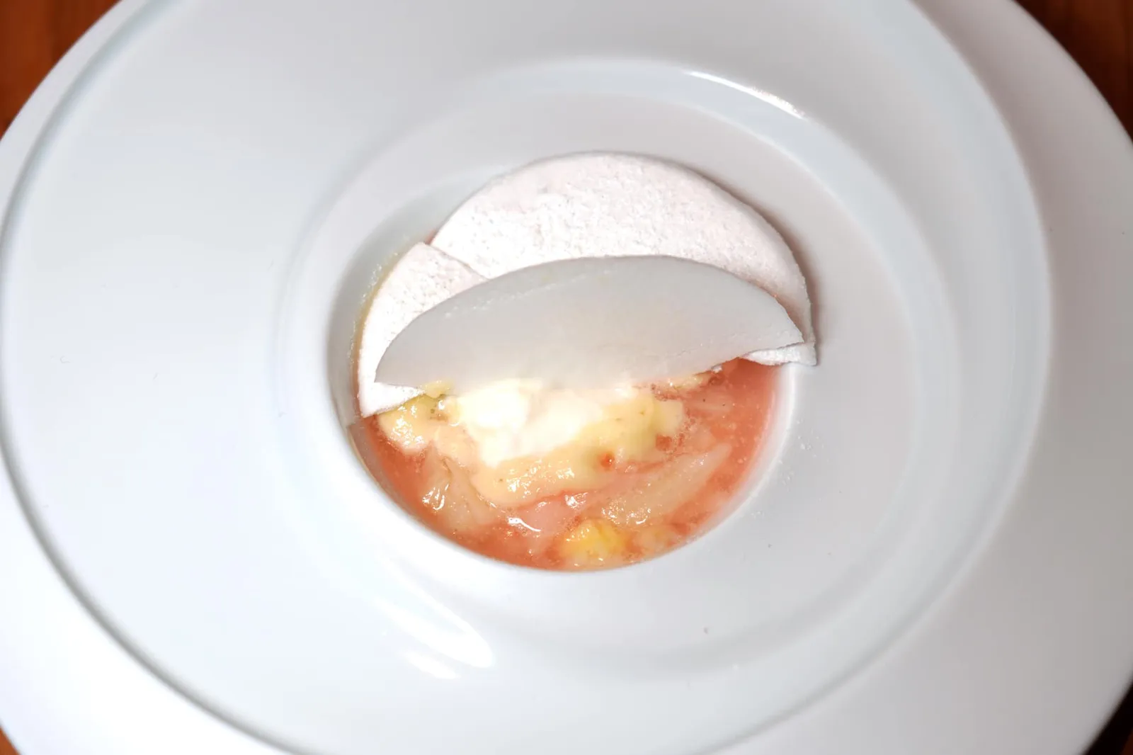Rhubarb Hemp Pre-Dessert ในวันนี้คือ Rhubarb ที่กำลัง In Season ในช่วงฤดูใบไม้ผลิที่ทำให้สุกด้วยความร้อนที่ไม่สูงมากนักเพื่อให้มีรสชาติหวานเปรี้ยว องค์ประกอบตรงกลางคือ Cardamom Ice Cream จับคู่กับ Rhubarb Sorbet และองค์ประกอบของ Hemp หรือใบกัญชงทำมาเป็น Emulsion ปิดท้ายบนเอาไว้ด้วยแผ่นเมอแรงก์กรอบ (19/20)