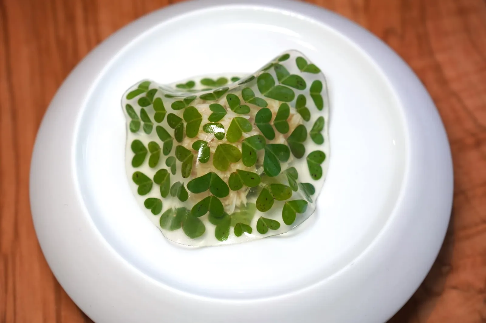 Oxalis Crab จานแรกใน Univers Mirazur Feuille เป็นคอร์สที่อาศัยวัตถุดิบหลักสองอย่างมาผสมผสานเข้าด้วยกัน ด้านบนคือแผ่นเจลบาง ๆ ที่เต็มไปด้วยใบไม้รูปหัวใจนามว่า Oxalis หรือ Wood Sorrel ด้านล่างคือ Sorrel Cream และ Tourteau หรือ Brown Crab เป็นเนื้อปูที่ถูกฉีกเป็นชิ้นเล็ก ๆ เคี้ยวง่ายจนแทบจะละลายในปาก รสชาติที่หวานละมุนของเนื้อปูถูกบาลานซ์ด้วย Grassy Aroma ของใบ Oxalis และความเปรี้ยวของครีมที่พอเหมาะช่วยเรียกความสดชื่นก่อนเข้าสู่คอร์สถัดไปได้อย่างไร้ที่ติ (20/20)