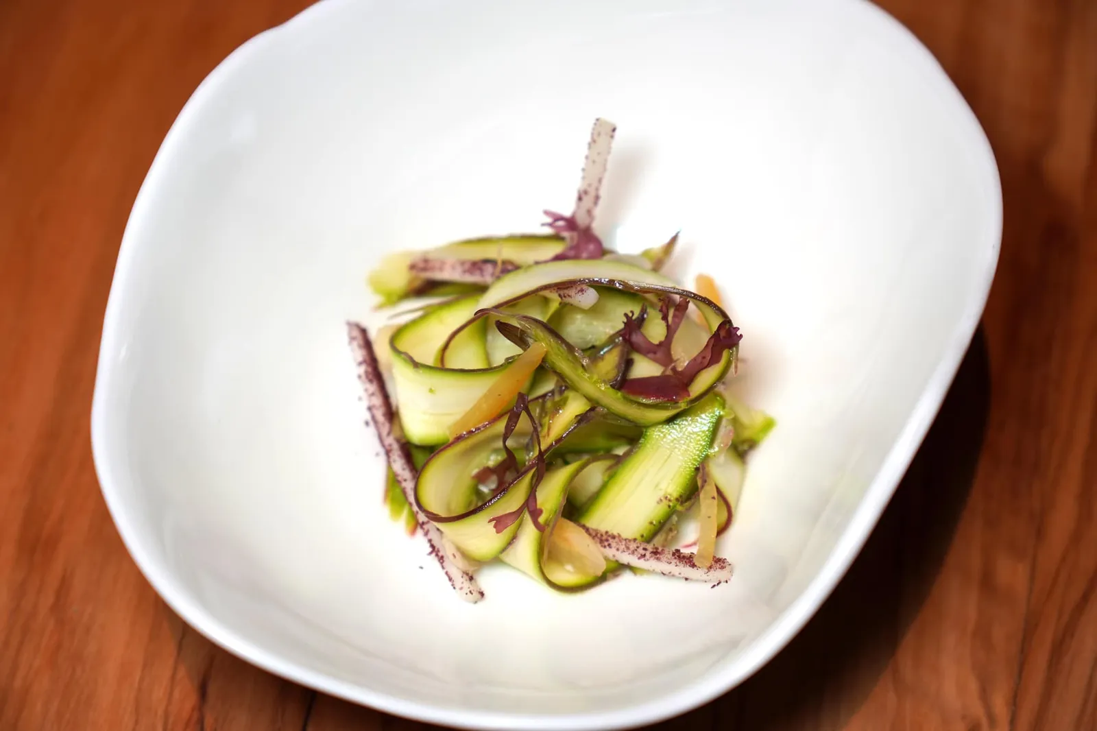 Asparagus สุดท้ายคือ Violet Asparagus เสิร์ฟมาเป็นสลัดเพื่อเรียกความสดชื่นก่อนเข้าคอร์สถัดไป (20/20)