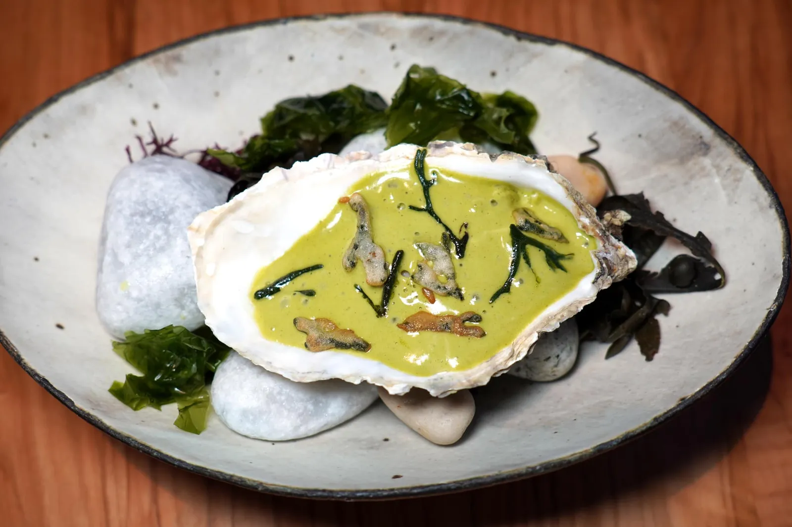 Codium Oyster from Camargue เชฟ Mauro Colagreco เลือกใช้หอยนางรมไซซ์ยักษ์จาก Camargue เมืองเล็ก ๆ ทางตะวันตกของนคร Marseille จับคู่กับ Codium ซึ่งเป็นสาหร่ายทะเลชนิดหนึ่งเสิร์ฟมาในหลากหลายรูปแบบที่แตกต่างกันมีทั้ง Warm, Dried, Crystalized, และ Foam ให้อุณหภูมิอุ่น ๆ มาช่วยตัดกันจานเย็นก่อนหน้านี้ ทั้งยังมีเนื้อสัมผัสทั้งหนึบ กรอบ และเบาละมุนไปพร้อม ๆ กันนั่นเอง (19/20)