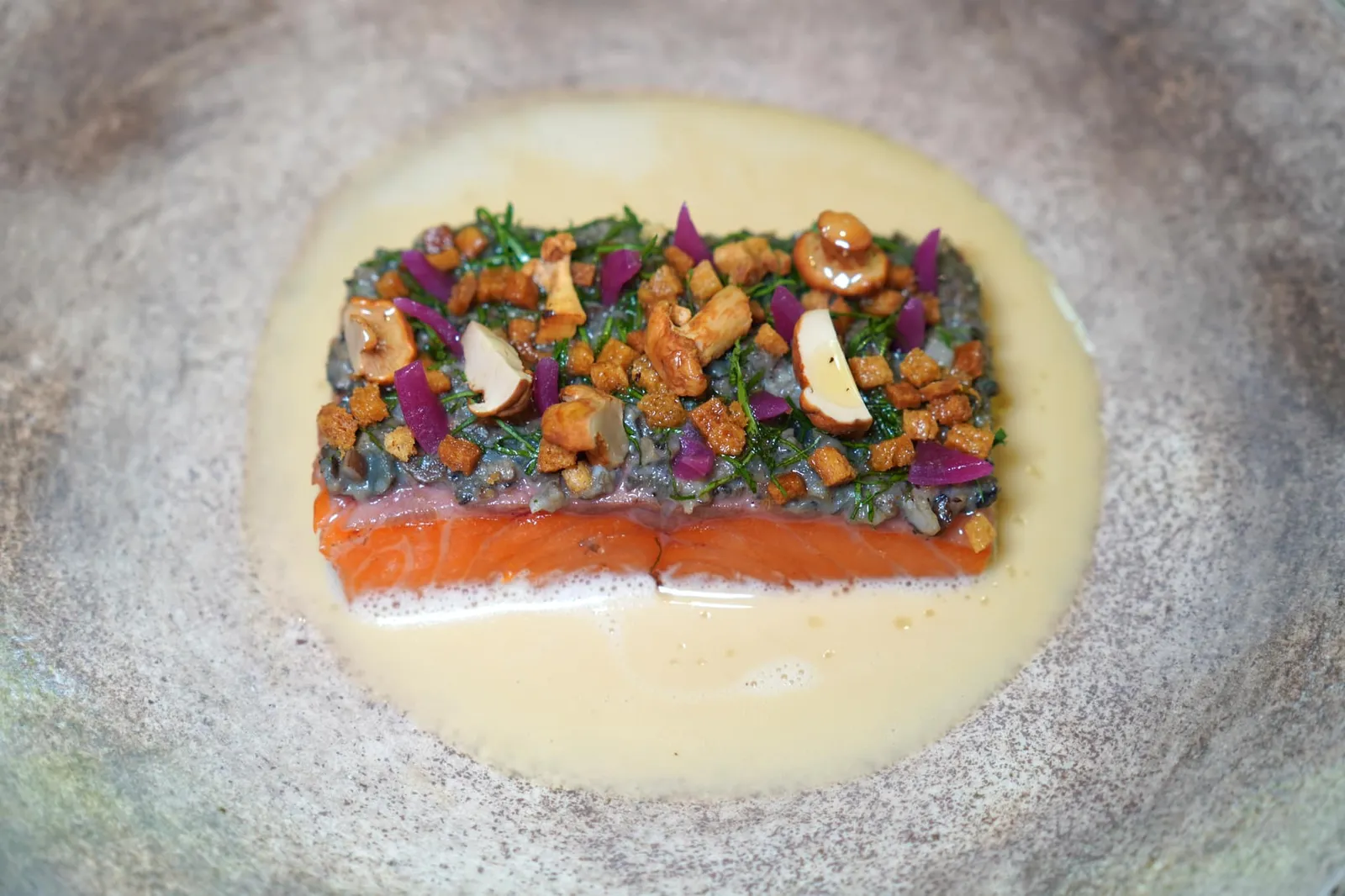 Trout, snails, Chignin-Bergeron sauce จากนั้นพนักงานจะเทราด Chignin-Bergeron Sauce หรือซอสท้องถิ่นทำจากไวน์ให้รสชาติเปรี้ยวและ Parfumed หรือเสริมด้วยกลิ่นหอมของ Verbena นั่นเอง อย่างไรก็ตาม Earthy Aroma จากเห็ดและหอยทากแสดงออกมาในจานค่อนข้างเด่นพอสมควร (16/20)