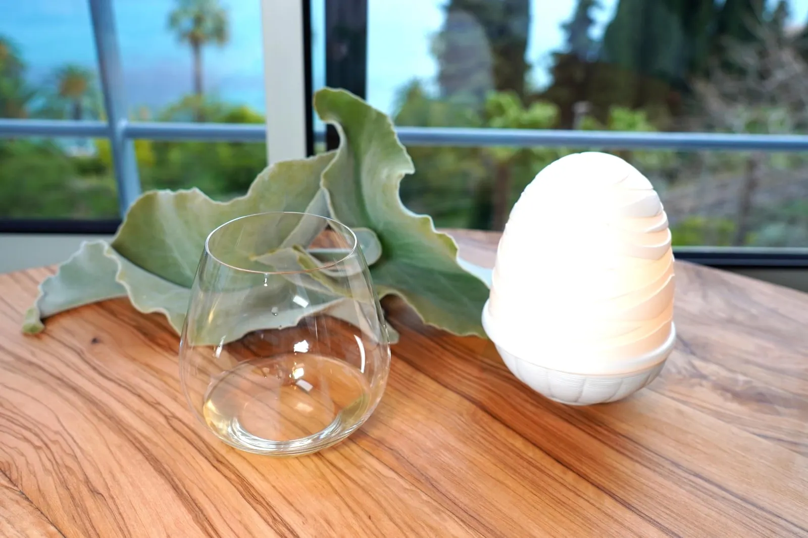 Welcome drink Water infused with aromatic herbs from the garden สำหรับ Welcome Drink พนักงานจะเทน้ำที่มีอโรมาของสมุนไพรหลายชนิดจากสวนหน้าร้านและนำเสิร์ฟมาก่อนเข้าสู่ Amuse bouches