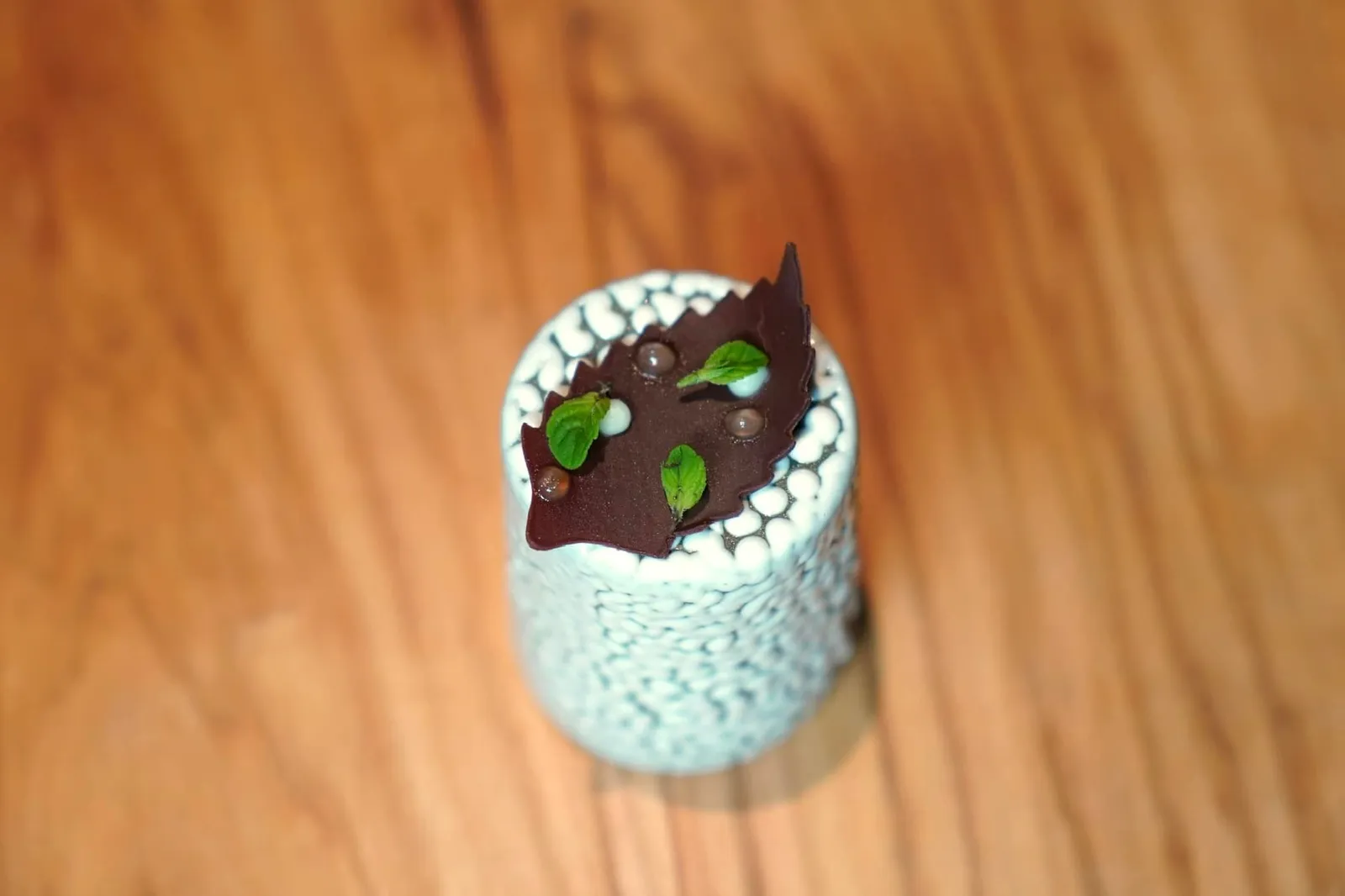 Mignardises ถัดมาคือ Mint & Chocolate เสิร์ฟมาเป็นรูปใบไม้