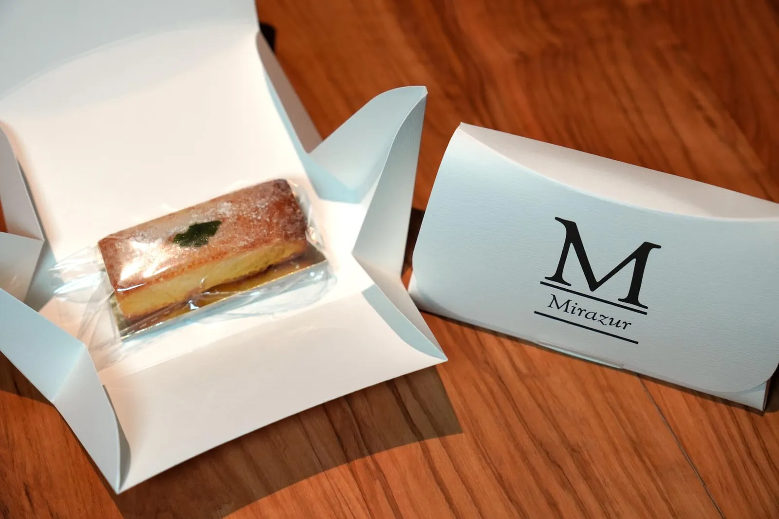 Sage & Lemon Cake ก่อนกลับพนักงานจะมอบของฝากคือ Sage & Lemon Cake ติดมือกลับไปคนละชิ้นอีกด้วย