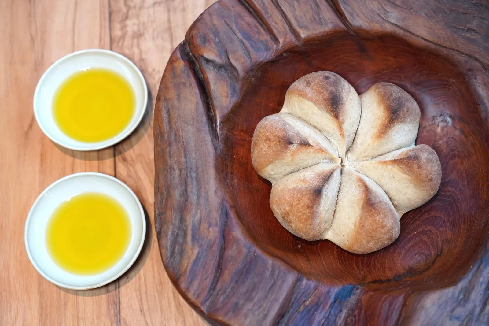 Sharing Bread ในทุกมื้อกลางวันของวันอาทิตย์ซึ่งเป็นช่วงเวลาที่ครอบครัวอยู่กันพร้อมหน้าพร้อมตา Nonna Amalia หรือคุณยายของเชฟที่อาศัยอยู่ในประเทศอาร์เจนตินาจะนำขนมปังมาวางไว้กลางโต๊ะคู่กันกับน้ำมันมะกอกเพื่อเรียกความสนใจจากเด็ก ๆ ที่จะแย่งกันชิมขนมปังชิ้นนี้