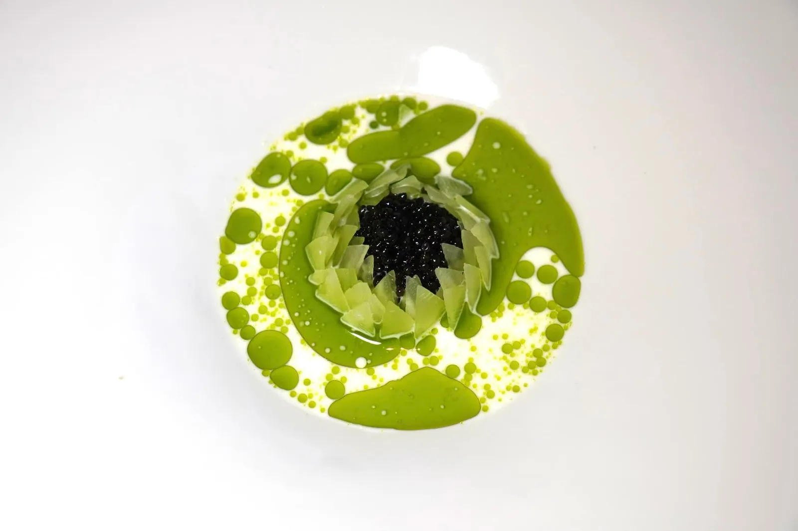 Celtuce Stracciatella, Caviar จากนั้นพนักงานจะเทราด Stracciatella Sauce ที่มีส่วนผสมของน้ำมันมะกอกที่ได้สีเขียวจากคลอโรฟิลล์ลงไปโดยตัวน้ำมันมะกอกและคลอโรฟิลล์จะให้อโรมาเฉพาะตัวมาช่วยเบรคความมันของ Stracciatella ไม่ให้แสดงออกมามากจนเกินไป (20/20)
