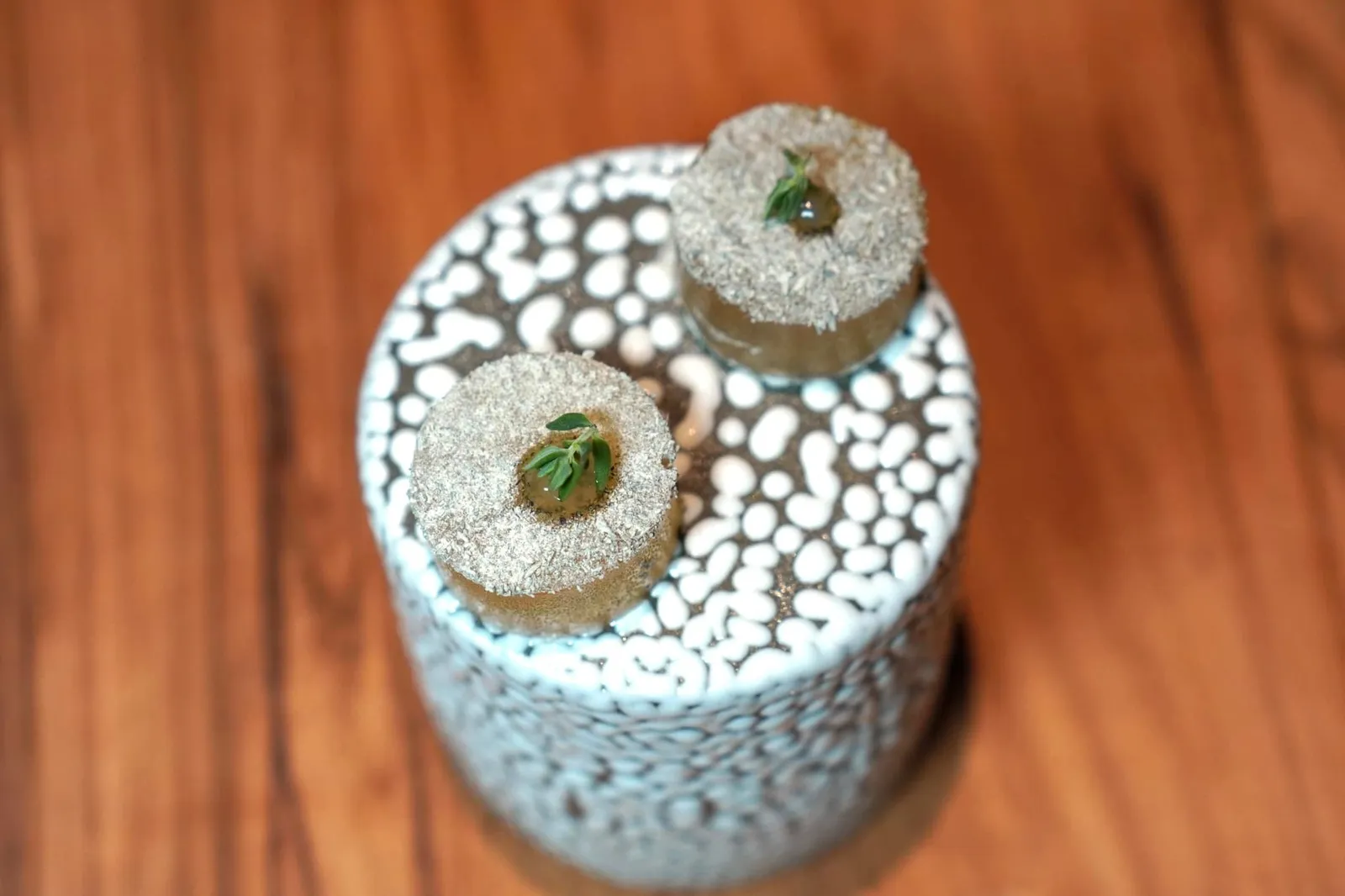 Mignardises Anise & Kombucha มีลักษณะเป็นเจลลี่นุ่ม ๆ เปรี้ยว ๆ