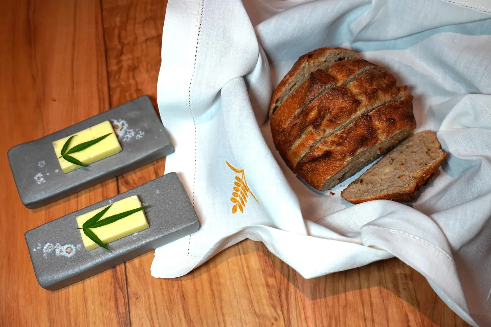 Bread and Butter จากนั้นพนักงานจะนำเสิร์ฟขนมปัง Sourdough ที่อบในเตาอบเก่าแก่ในเมือง Menton