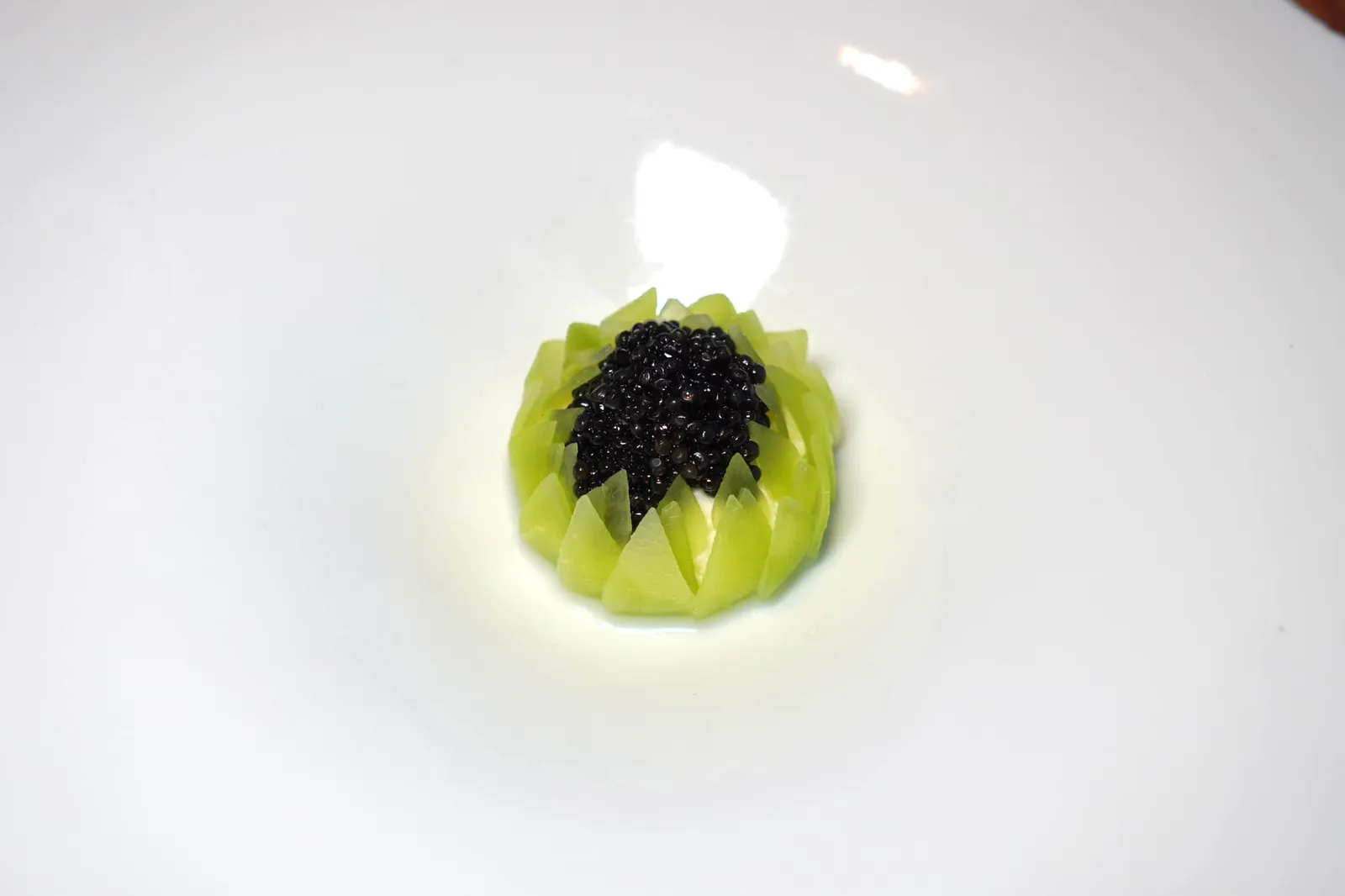 Celtuce Stracciatella, Caviar Celtuce หรือ Stem Lettuce ตัดมาด้วยความปราณีตจนได้เป็นชิ้นสามเหลี่ยมขนาดเล็กแล้วเสิร์ฟมาเป็นสลัดให้ความกรอบและสดชื่น ตรงกลางคือองค์ประกอบของ Burrata Milk หรือ Stracciatella ให้ความหอม มัน ด้านบนท็อปด้วย Caviar คุณภาพสูงให้ความเค็มอันกลมกล่อมมาช่วยบาลานซ์ความมันของ Stracciatella ได้อย่างพอเหมาะ (20/20)
