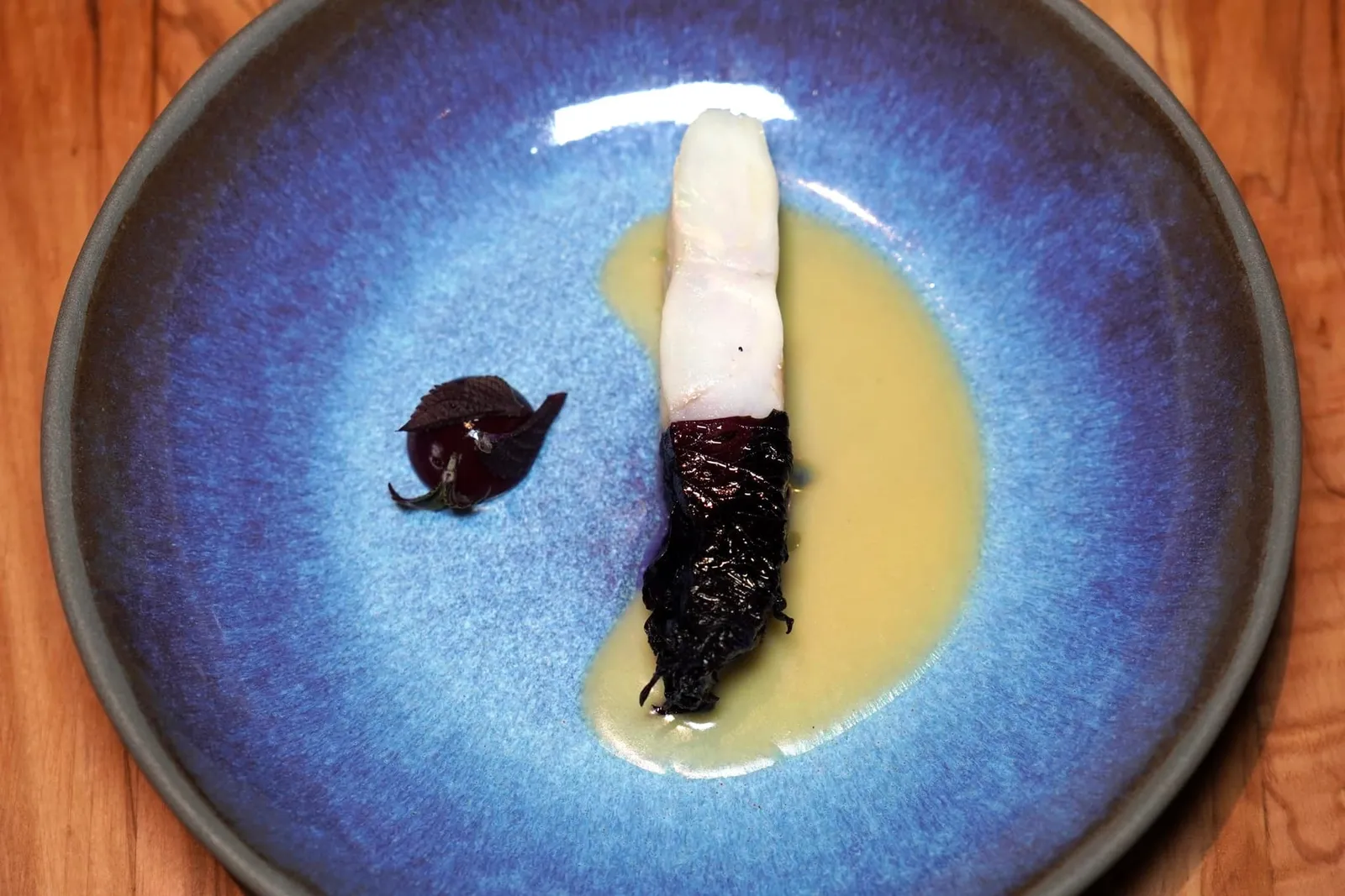 Shiso Fish from the boat องค์ประกอบข้างกันฝั่งซ้ายมือคือ Shiso Gel ส่วนซอสสีเหลืองนี้เชฟ Mauro Colagreco ได้รับแรงบันดาลใจจากการเดินทางไปยังประเทศญี่ปุ่นในปี 2018 จึงผสมผสานความเป็นฝรั่งเศสและญี่ปุ่นเข้าด้วยกันโดยเตรียมซอส Beurre Blanc ที่มีส่วนผสมของ Sake ให้รสชาติหอมมันคล้ายต้นฉบับทั้งยังให้อโรมาที่แปลกใหม่ไม่ซ้ำใครอีกด้วย (19/20)