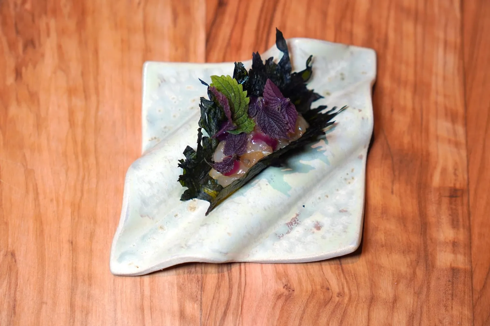 Shiso Fish from the boat อีกฝั่งหนึ่งคือ White Fish Tartare สับมาเป็นชิ้น ๆ นุ่มๆ ห่อด้วย Shiso Taco กรอบ ๆ นั่นเอง (19/20)