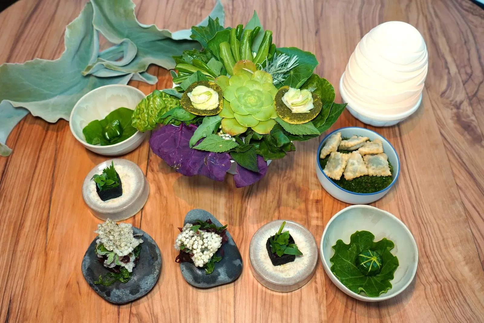 Amuse Bouches มื้ออาหารเริ่มต้นด้วย Amuse Bouches จัดเสิร์ฟมาชุดใหญ่พร้อมกันเต็มโต๊ะ (19/20)