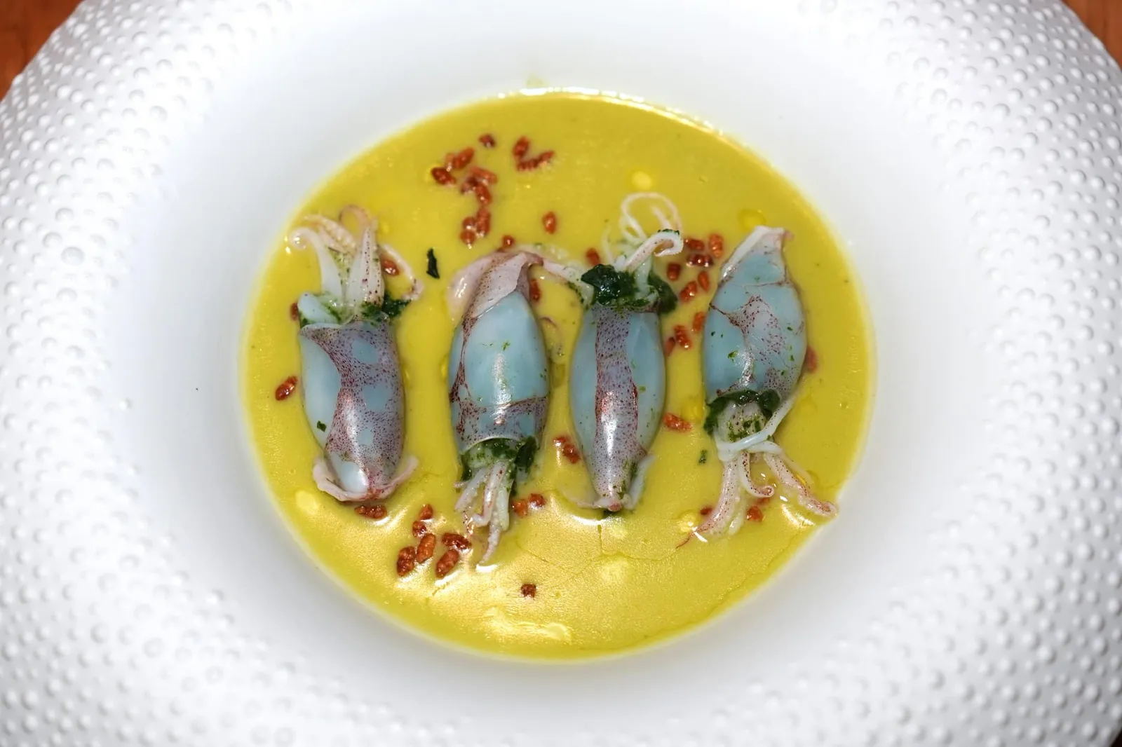 Genmaicha Villefranche’s Squids จานนี้เชฟเลือก Calamari หรือหมึกกล้วยจาก Villefranche-sur-Mer เมืองเล็ก ๆ ทางตะวันออกของนคร Nice สอดไส้ตรงกลางด้วยใบ Swiss Chard ให้เนื้อสัมผัสที่นุ่มละลายแต่ยังคงสัมผัสได้ถึงความแตกต่างทางเนื้อสัมผัสเมื่อเทียบกับหมึกที่หุ้มอยู่รอบ ๆ ได้อย่างมีมิติ รอบ ๆ คือซอสที่มีส่วนผสมของ Genmaicha หรือใบชาเขียวจากประเทศญี่ปุ่นให้ความครีมมี่ หอม มัน และติดความขมตรงปลายเพียงเบา ๆ เสริมด้วยความกรอบจากข้าวพองที่ใส่มาไม่มากไม่น้อยจนเกินไปนั่นเอง (20/20)