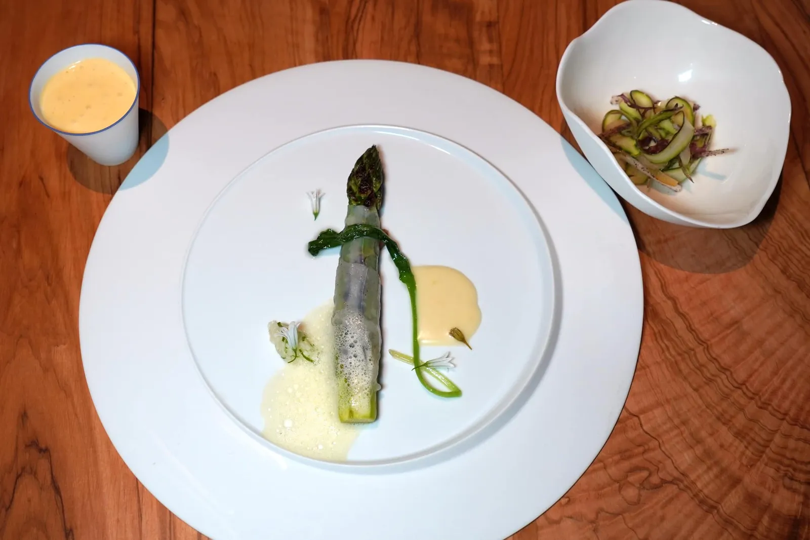 Asparagus พืชชนิดถัดไปคือ Asparagus หรือหน่อไม้ฝรั่งเสิร์ฟมาครบทั้ง 3 สีคือขาว เขียว และม่วงในรูปแบบที่แตกต่างกัน (20/20)