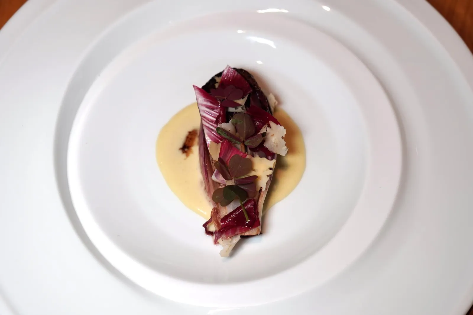 Endive Blue Cheese sauce ถัดมาคือ Red Endives เสิร์ฟมาสด ๆ เพื่อให้มีความกรอบจับคู่กับอโรมาเฉพาะตัวของ Stilton Blue Cheese ให้กลิ่นหอมแทงขึ้นจมูก ในด้านรสชาติมีความครีมมี่ตัดกันกับ Shiso Vinaigrette ที่ใส่มาในซอสชีสได้อย่างพอเหมาะ ด้านบนคือองค์ประกอวของ Shiso Gel และ Shiso Leave หรือใบชิโสะ เพิ่มมิติความกรอบด้วย Wanut Carpaccio ชิ้นบาง ๆ นั่นเอง (20/20)