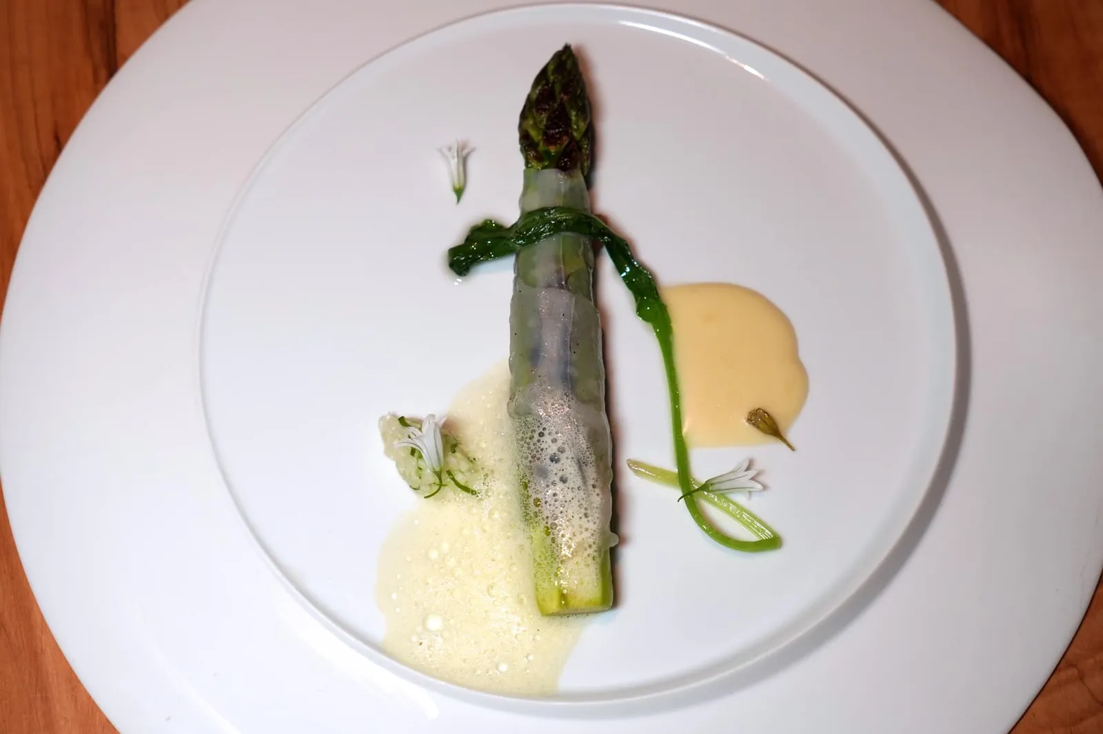 Asparagus เริ่มจากหน่อไม้ฝรั่งเขียวที่ได้จากพื้นที่แถบ Provence ไม่ไกลจากเมืองใหญ่อย่างนคร Avignon เชฟคัดมาเสิร์ฟเฉพาะชิ้นขนาดใหญ่ เคี้ยวแล้วไม่กรอบไม่นุ่มจนเกินไป ทั้งยังให้ความหวานโดยธรรมชาติ บริเวณก้านยังถูกเล็มผิวออกบางส่วนเพื่อลดทอนความขมและความกระด้าง องค์ประกอบที่พันอยู่รอบ ๆ คือ Lardo di Colonnata วัตถุดิบระดับโลกจากหมู่บ้านเล็ก ๆ ในเหมืองหินทางตะวันตกของประเทศอิตาลีให้รสชาติเค็มอุมามิเข้ากันดีกับซอสกระเทียมป่าที่กำลัง In Season อยู่ได้อย่างลงตัว (20/20)
