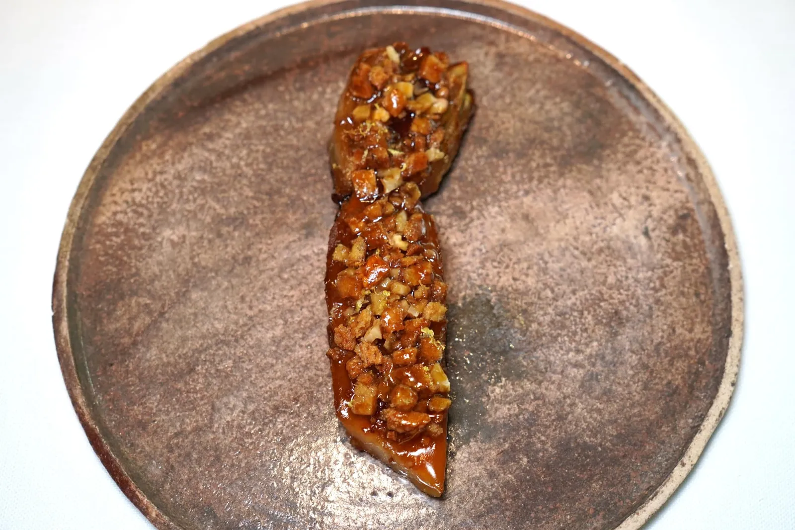 Grilled endive root's bitterness ด้านล่างเป็นส่วนรากของ Endive มีรสชาติขมค่อนข้างเด่นในขณะที่ส่วนต้นและยอดให้รสชาติขมในระดับที้พอเหมาะ ด้านบนคือองค์ประกอบของน้ำตาลที่ผ่านความร้อนจนเกิดกระบวนการ Caramelization เพิ่มมิติทางเนื้อสัมผัสด้วยถั่ววอลนัทและเลมอน อย่างไรก็ตามถึงแม้ส่วนยอดจะเตรียมออกมาได้ดีมาก ๆ แต่ส่วนรากนั้นกลับมีรสขมจนติดลิ้นชนิดที่ทำให้ Harmony ของการรับประทานอาหารมื้อนี้เสียไปบางส่วนเลยทีเดียว (15/20)