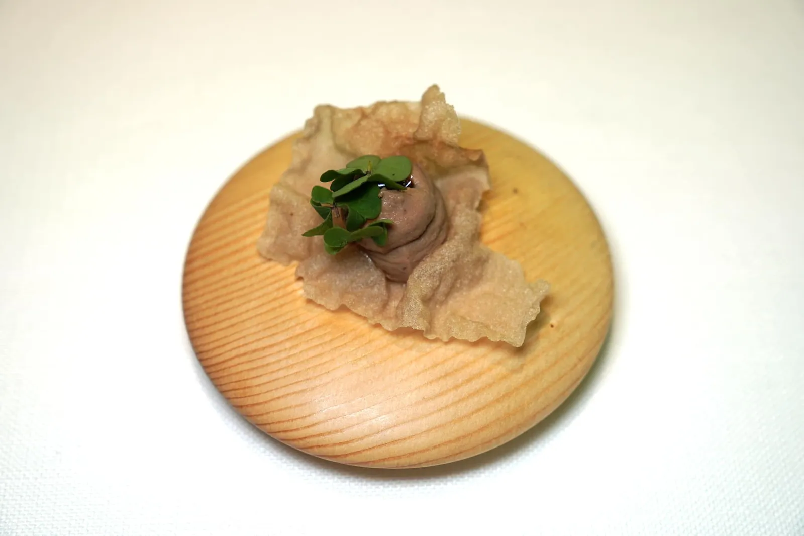 Crunchy fera liver Fera เป็นปลาน้ำจืดที่พบมากในทะเลสาบของภูมิภาค Savoie และ Haute-Savoie เชฟ Laurent Petit นำเสนอมาเป็นแผ่นบางกรอบ ด้านบนเป็นมูสที่ทำมาจากตับของปลา Fera เนื้อเนียน หวาน หอม ครีมมี่ ไร้ซึ่งกลิ่นคาวใด ๆ (19/20)