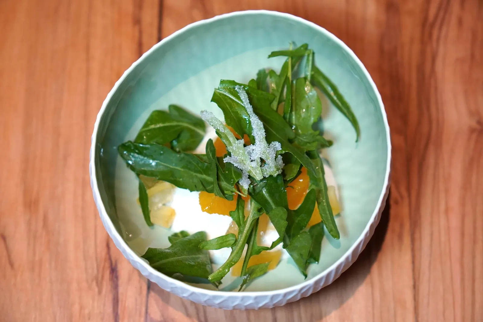 The 3 Bitternesses จานถัดมาคือ Stracciatella หรือ Burrata Milk หอมมันเสริมด้วยรสชาติขมเบา ๆ ของ Arugula หรือใบร็อคเก็ต และรสเปรี้ยวของชิ้นส้ม (19/20)