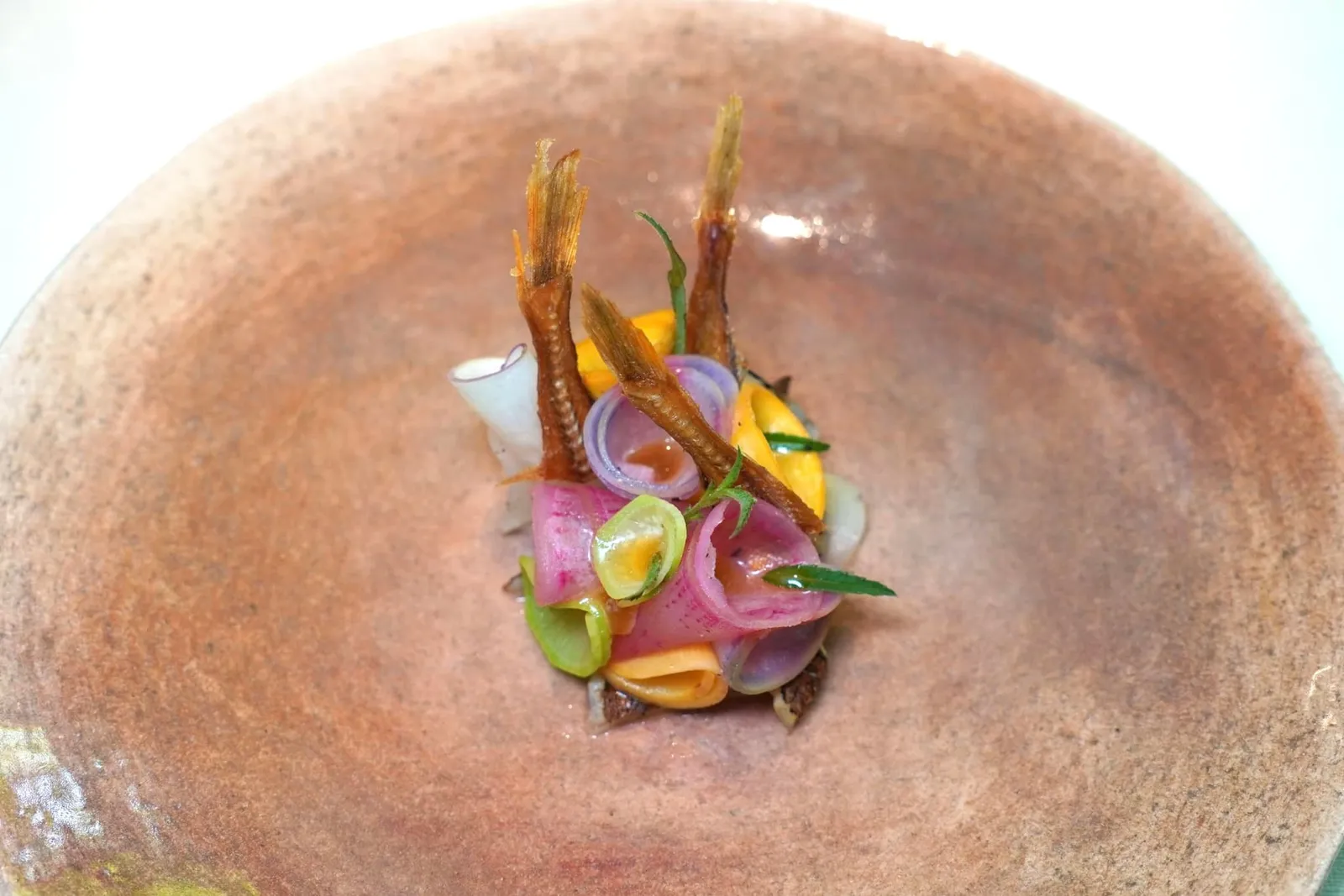 Perch, spring radish, Marigold vinegar เริ่มต้นคอร์สแรกในมื้ออาหารหลักด้วยปลา Perch จาก Lac Léman หรืออีกชื่อหนึ่งคือ Geneva Lake เสิร์ฟมาในรูปแบบเนื้อปลานุ่ม ๆ ด้านล่างและก้างปลากรอบ ๆ ที่ด้านบน ข้างกันคือ Radish หลากสีอันเป็นตัวแทนของฤดูใบไม้ผลิ จากนั้นตกแต่งรสชาติด้วย Vinegar ที่มีส่วนประกอบของ Tagette (Marigold) ทั้งยังมีองค์ประกอบของเสารสและมิ้นต์ให้รสเปรี้ยวและกลิ่นเฉพาะตัวช่วยเรียกความสดชื่นได้เป็นอย่างดี (18/20)