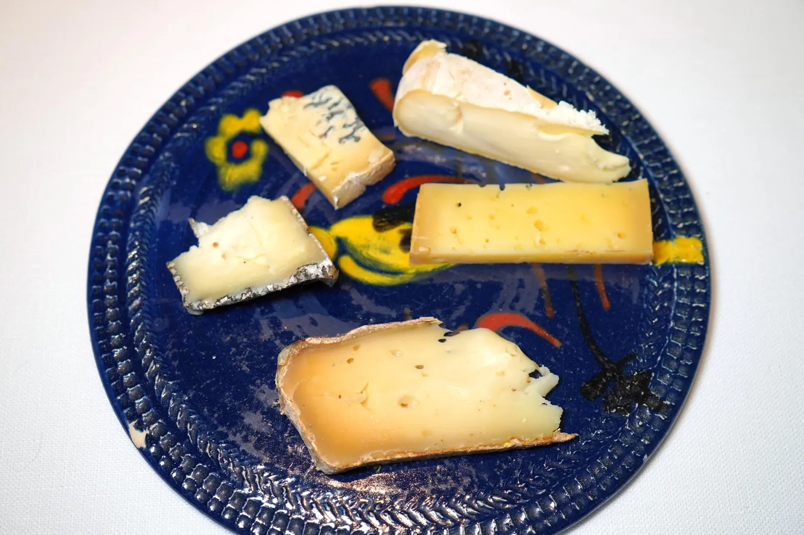 Cheeses from Savoie and Haute-Savoie เมื่อเลือกได้แล้วพนักงานจะตักใส่จานแบบพื้นบ้าน