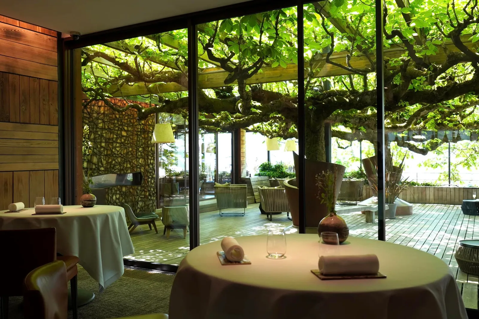 ส่วนใครที่ต้องการพักผ่อนหลังจบมื้ออาหาร Le Clos des Sens ยังรับหน้าที่เป็นโรงแรมหรูระดับ Relais & Châteaux นำเสนอห้องพักจำนวน 11 ห้องในราคาเริ่มต้นที่ 260 € สำหรับ ‘NATURE‘ ROOMS, 295 € สำหรับ FAMILY ROOMS และ 355 € สำหรับ ‘SIGNATURE‘ ROOMS นั่นเอง