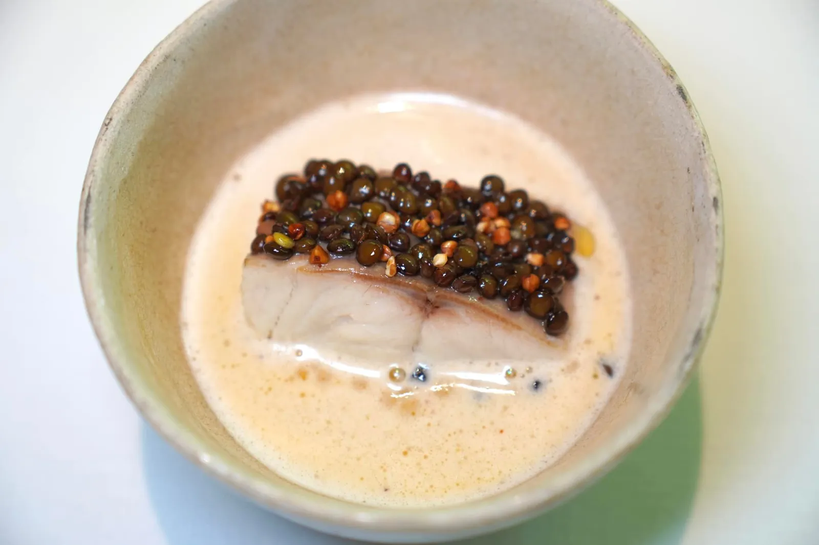 Poutargue soup with Beluga lentils and Wild char ในที่นี้เชฟ Laurent Petit เลือกใช้ไข่ปลา Fera แห้งมาทำเป็นซุปรสครีม ๆ เปรี้ยว ๆ สำหรับโปรตีนหลักในที่นี้คือปลา Arctic Char เสริมมิติทางเนื้อสัมผัสด้วยถั่ว Beluga Lentils เคี้ยวหนึบวางมาบนชิ้นปลาและในน้ำซุปนั่นเอง (18/20)