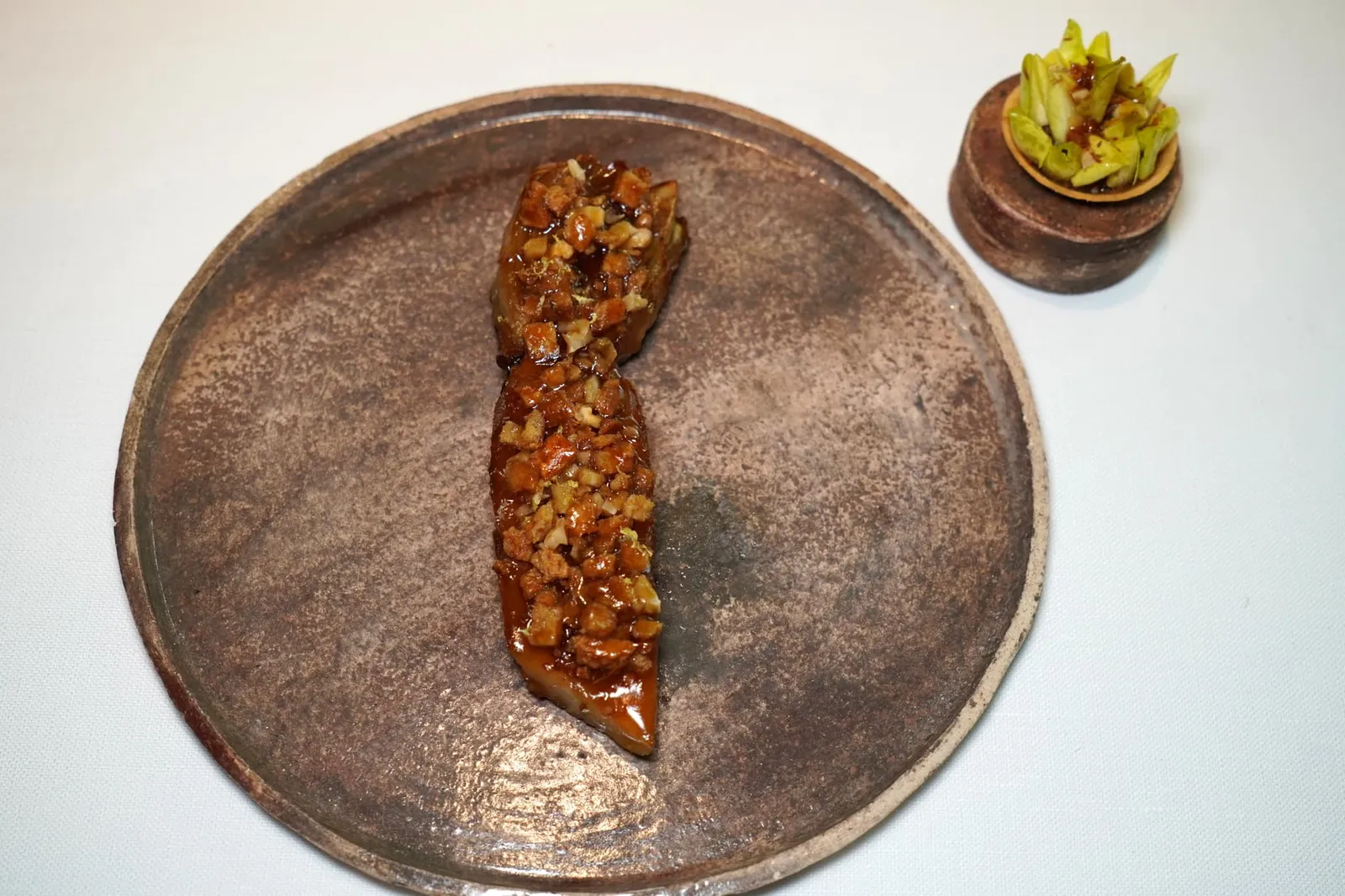 Grilled endive root's bitterness คอร์สนี้เชฟตั้งในนำเสนอรากของ Endive ซึ่งให้รสชาติขมมากที่สุดที่บริเวณส่วนรากลดระดับลงเรื่อย ๆ ไปจนถึงส่วนยอดนั่นเอง (15/20)