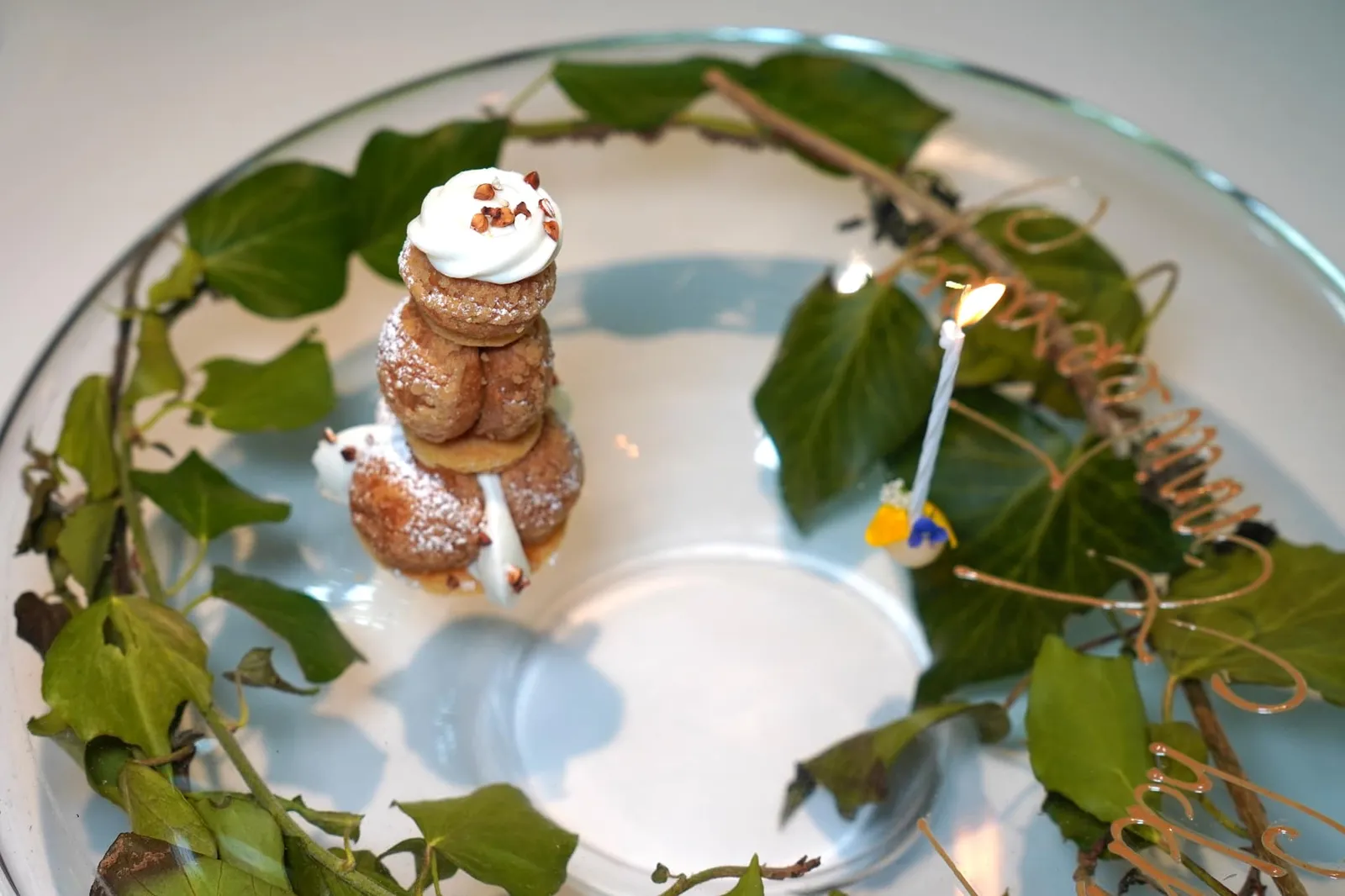 Buckwheat Choux สำหรับใครที่ไปเฉลิมฉลองในโอกาสพิเศษทางร้านจะมอบขนมหวานเพิ่มเติมให้อีก 1 อย่างในที่นี่คือ Buckwheat Choux รสเค็มนิด ๆ องค์ประกอบตรงกลางเป็นครีมแล้วเสิร์ฟมาบนจานแก้วใส