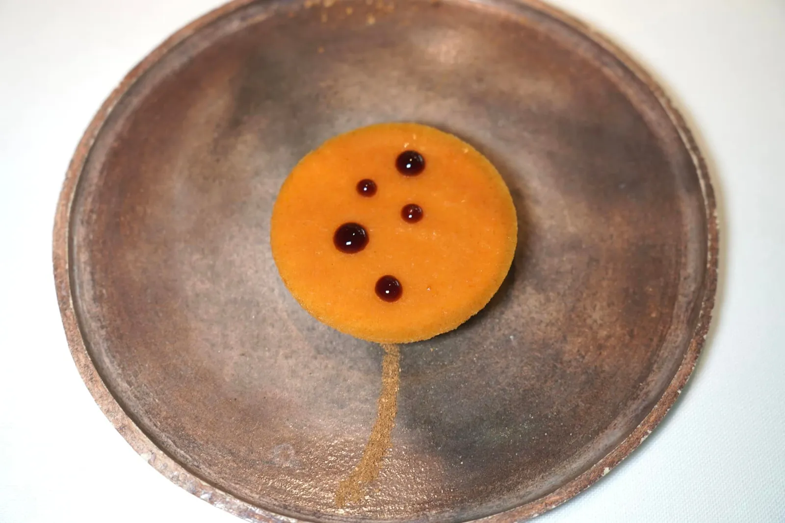 Homemade chicory ด้วยความที่กาแฟไม่ใช่วัตถุดิบท้องถิ่นของประเทศฝรั่งเศสทำให้เชฟเกิดความคิดในการเสิร์ฟรสชาติของกาแฟโดยไม่มีกาแฟเป็นส่วนผสมอยู่ในสูตรแม้แต่น้อย วัตถุดิบสำคัญของจานคือรากของ Chicory ที่ผ่านกระบวนการจนได้รสชาติและอโรมาที่คล้ายกันกับกาแฟออกมา (18/20)