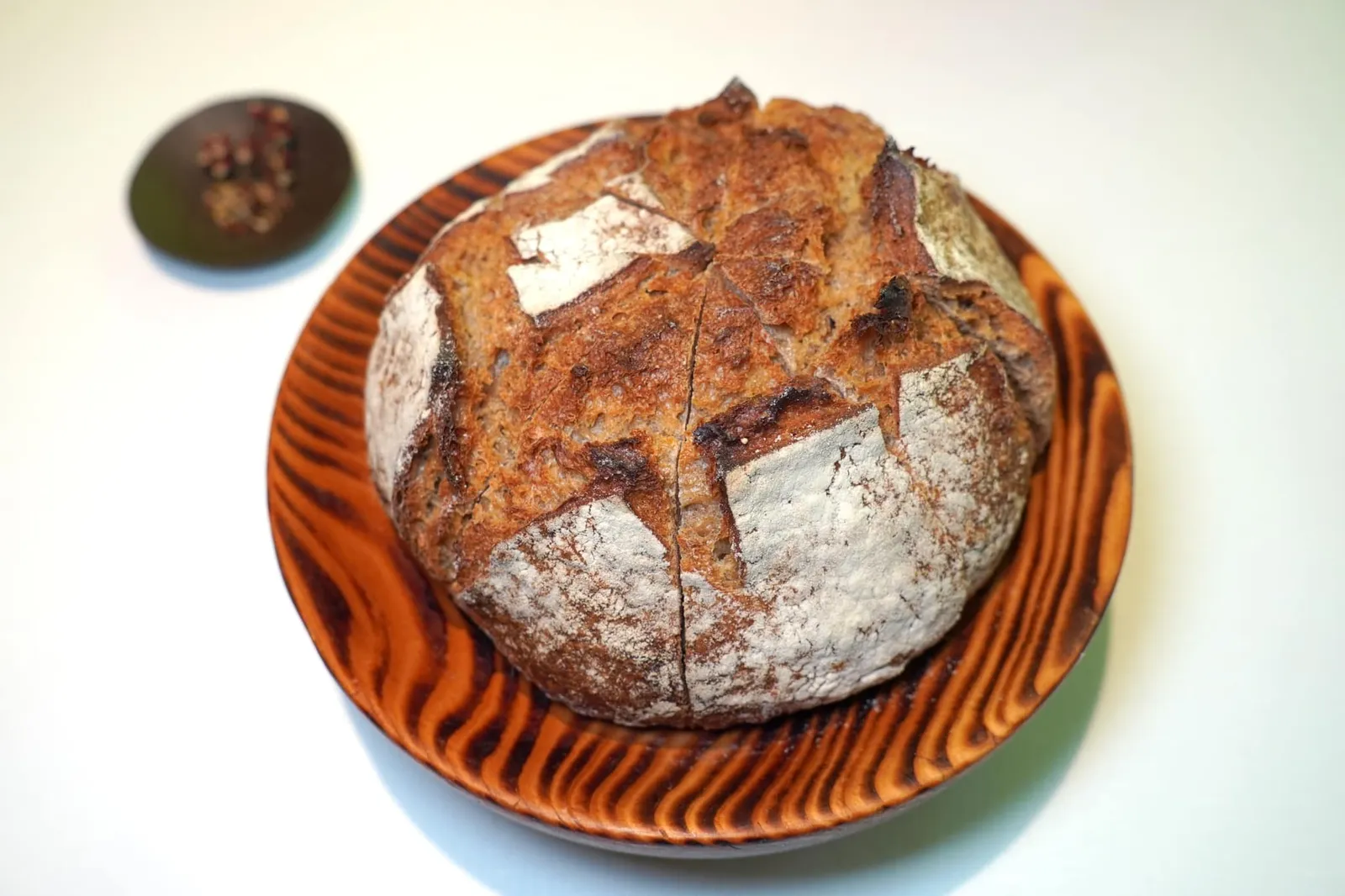 Bread and Pepper จากนั้นพนักงานจะนำเสนอขนมปัง Sourdough เสิร์ฟมาคู่กันกับพริกไทยที่ปลูกอยู่จำนวน 7 ต้นในสวนข้างกันกับตัวร้าน