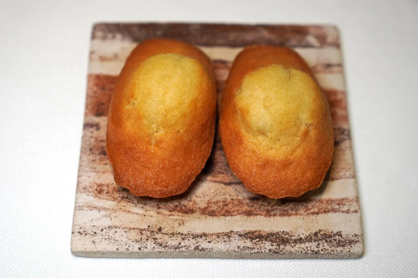 Madeleine out of the oven ปิดท้ายมื้ออาหารด้วยขนม Madeleine อบมาอุ่น ๆ สดใหม่จากเตา