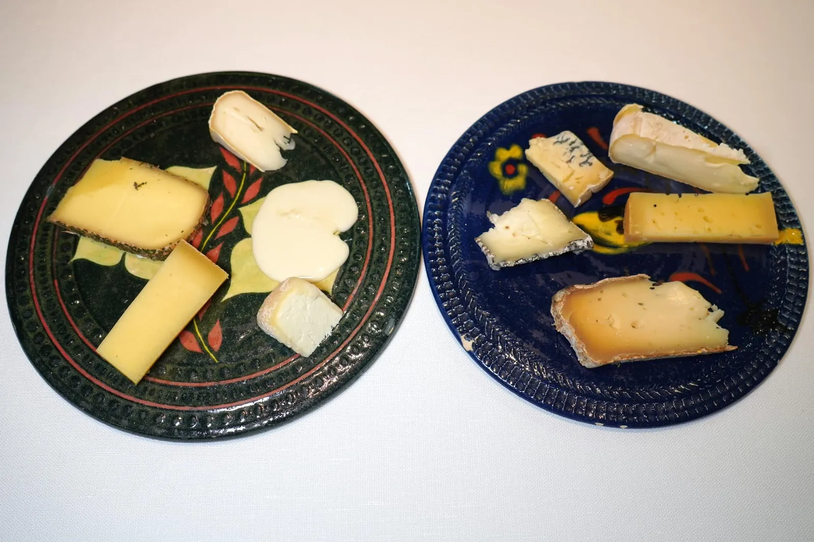 Cheeses from Savoie and Haute-Savoie ลูกค้าสามารถเลือกชิมได้ทั้งชีสนมวัว ชีสนมแกะ และชีสนมแพะ
