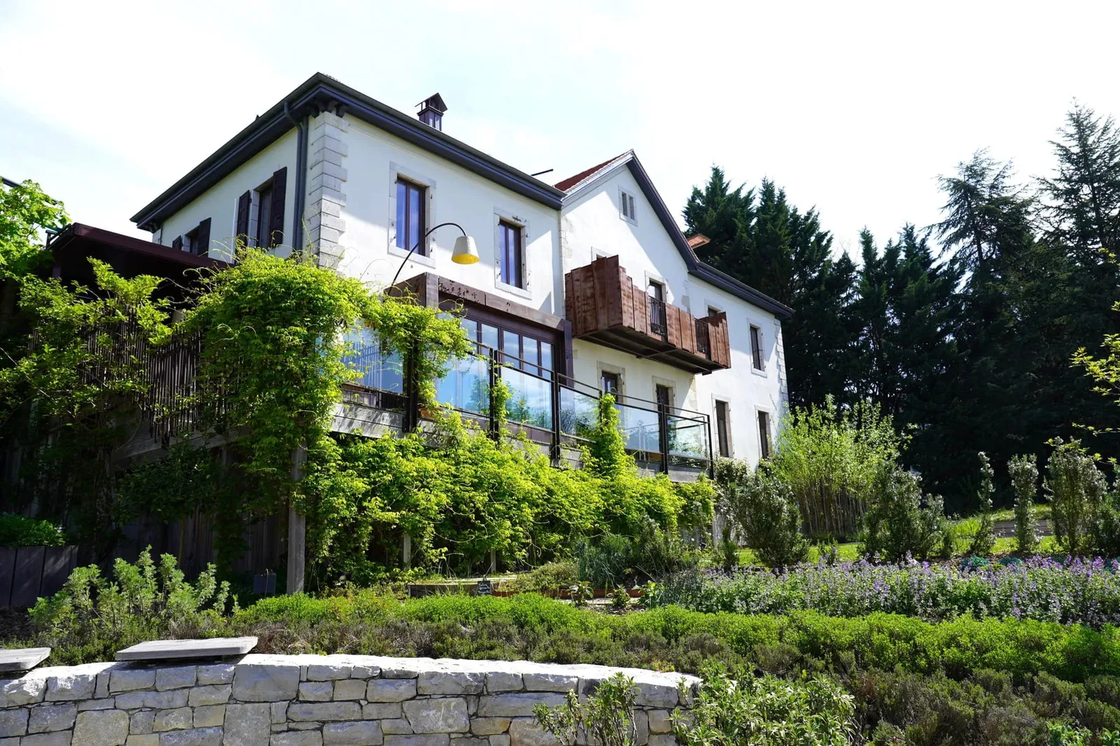 ห้องอาหาร Le Clos des Sens ตั้งอยู่ในย่าน Annecy-le-Vieux ซึ่งเป็นฝั่งที่พักอาศัยของผู้คนในเมือง Annecy ตัวอาคารเป็น Chalet เก่าสไตล์ Savoyard ที่สร้างขึ้นตั้งแต่ปี 1866