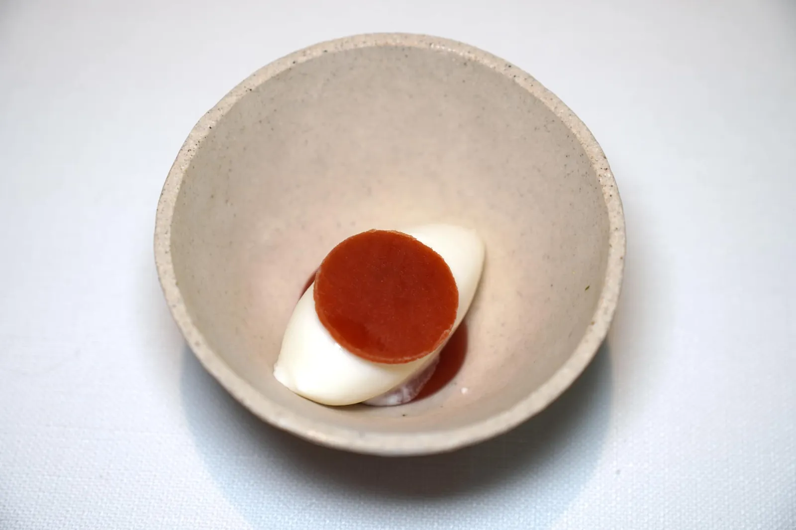 "Tomme blanche" sorbet, rosehip ล้างปากด้วย Tomme Blanche หรือ White Tomme ซึ่งก็คือชีส Reblochon อายุ 24 ชั่วโมงมีเนื้อสัมผัสที่นุ่มและครีมมี่โดยเชฟเลือกเสิร์ฟมาเป็นซอร์เบท์ องค์ประกอบสีแดงคือ Rosehip หรือกุหลาบป่าเสิร์ฟมาเป็น Frozen ที่ด้านบนและ Jam ที่ด้านล่างนั่นเอง (16/20)