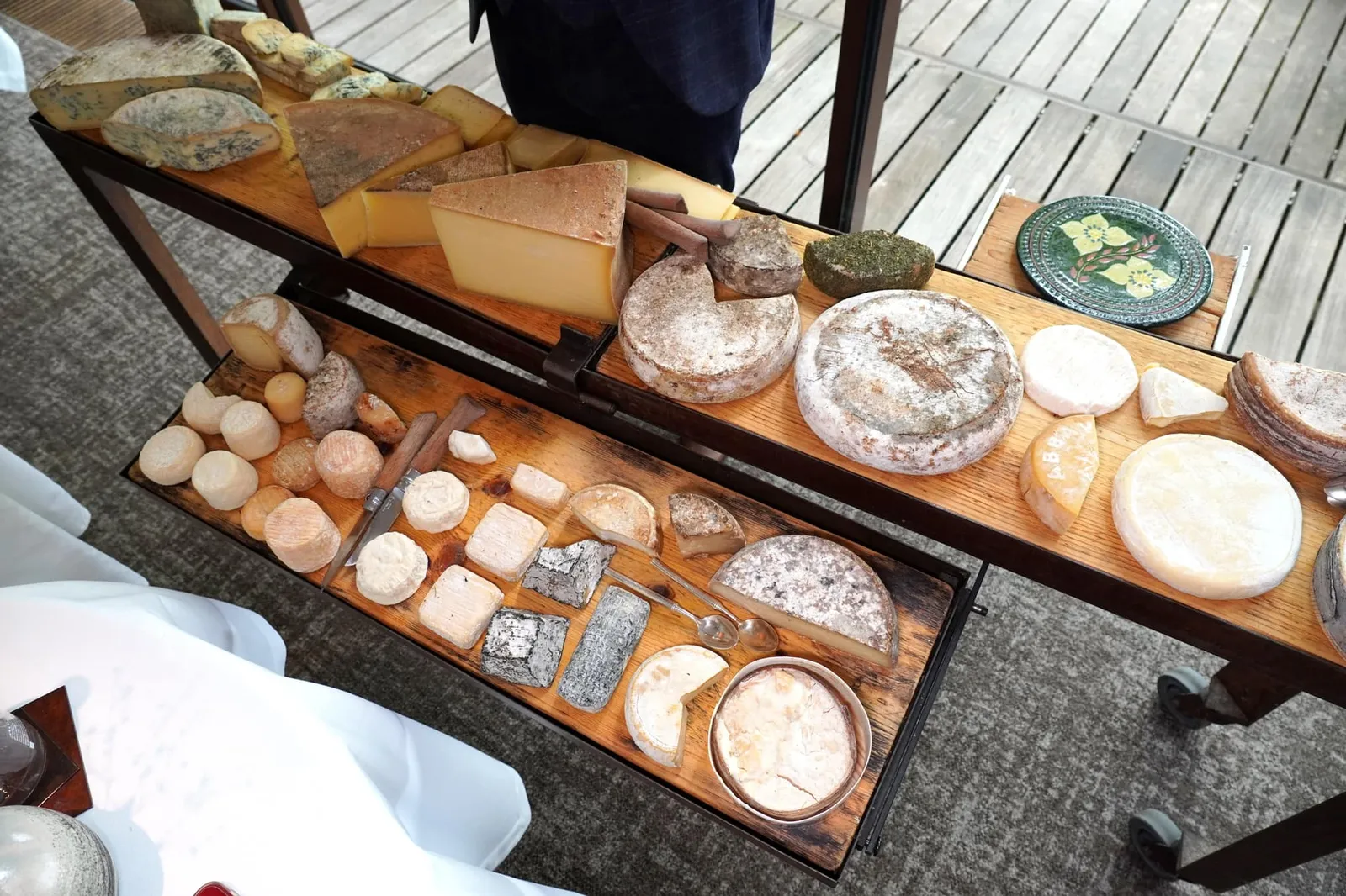 Cheeses from Savoie and Haute-Savoie ถัดมาเป็นชีสท้องถิ่นจากภูมิภาค Savoie, Haute-Savoie และ Switzerland โดย Cheesemongers หรือพ่อค้าชีสชื่อดังคุณ Pierre Gay เจ้าของรางวัลอันทรงเกียรติ ‘Meilleur Ouvrier de France’ ได้คัดสรรค์ชีสกว่า 40 ชนิดมาเก็บเอาไว้ใน Cheese Cellar เก่าแก่อายุกว่า 100 ปีที่ซึ่งแต่เดิมเรยใช้ในกระบวนการผลิต Reblochon Cheese โดยตั้งอยู่ภายใต้ห้องรับรองโดยมีเพดานเป็นกระจกใสเพื่อให้ลูกค้ามองลงมาเห็นภายในได้บางส่วนอีกด้วย