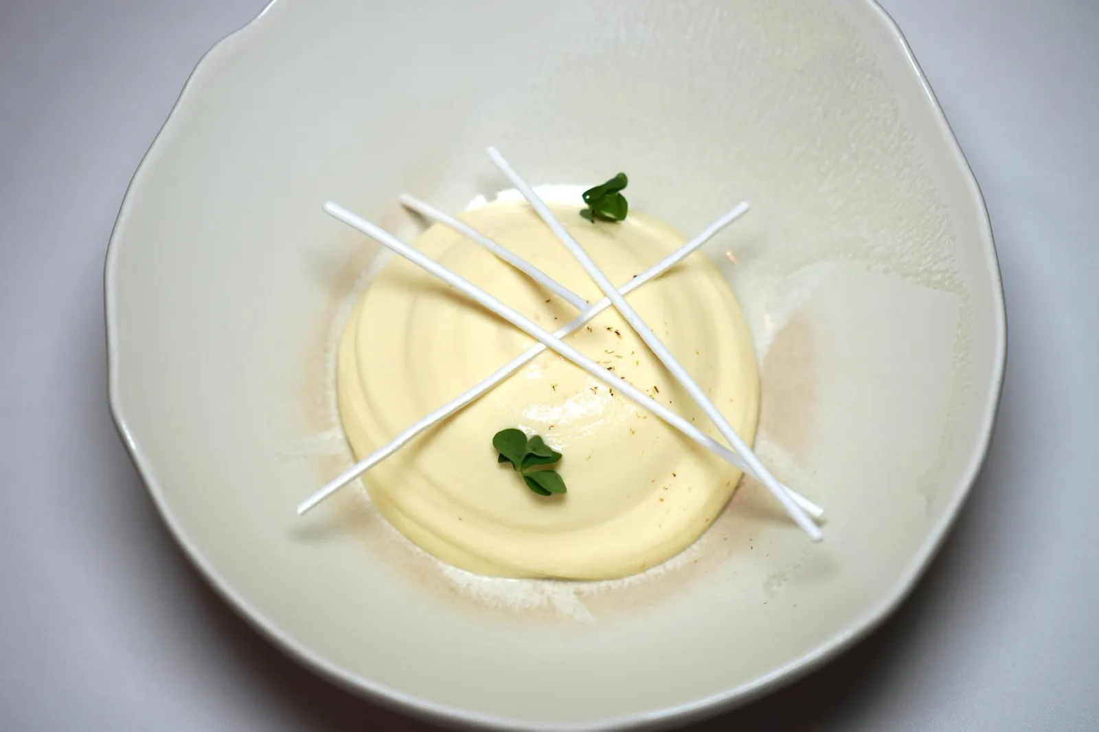 Saint Marcellin linger in clover clover, beer แทนที่จะเสิร์ฟ Cheese Board แบบปกติเชฟ Anne-Sophie ได้รังสรรค์คอร์สนี้โดยใช้ชีสนมวัวท้องถิ่นแซง มาเซอร์ล็อง (Saint Marcelin) ซึ่งมีอโรมาเฉพาะตัว Infused ด้วยอโรมาของ White Beer และ Clover ลงไปจนได้รสหวาน ทั้งยังมีความแตกต่างทางอุณหภูมิอีกด้วย (19/20)