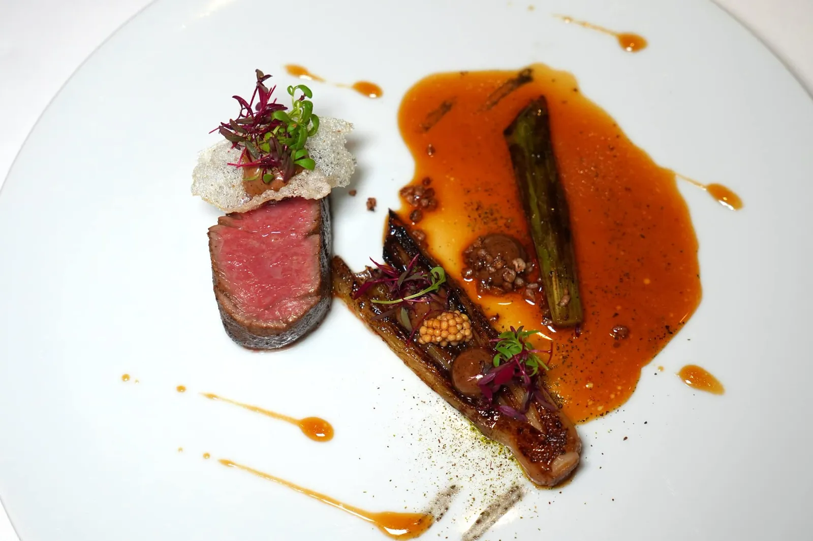 “Charolles AOP” Beef Charolles and ebony spices black garlic, smoked vanilla, Gédéo coffee, leeks ส่วนองค์ประกอบข้างกันคือ Leek หรือกระเทียมต้นย่างมาสไตล์บาบีคิวนั่นเอง (19/20)