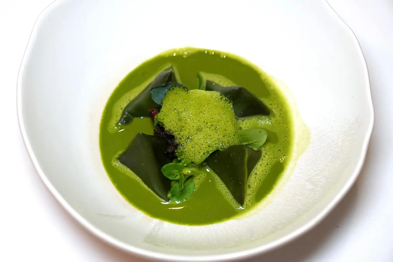 Les berlingots ©ASP viridescent gem Banon cheese, matcha, watercress กลิ่นเฉพาะตัวของชีสเข้ากันดีกับอโรมาของสมุนไพรต่าง ๆ ได้อย่างพอเหมาะลงตัว (20/20)