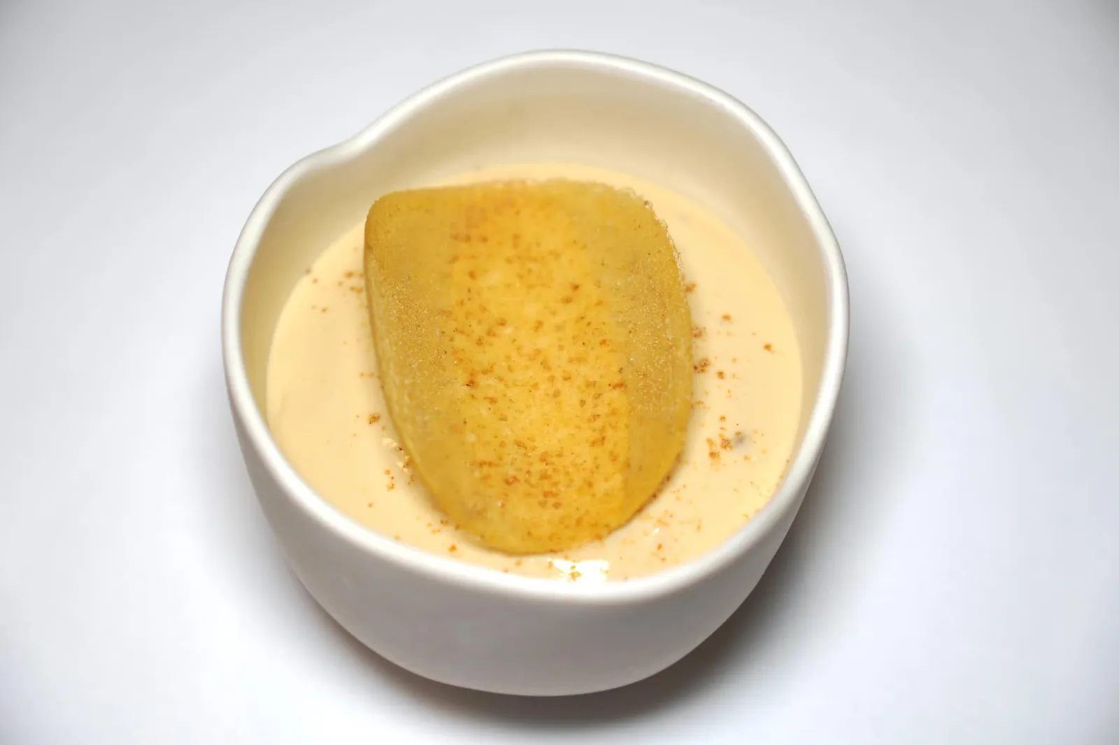Pineapple sugar loaves chamomile, whisky, liquorice ล้างปากก่อนเข้าสู่ของหวานด้วย Pre Dessert ที่เป็นการผสมผสานรสชาติเปรี้ยวของชิ้นสับปะรด กลิ่นหอมของคาโมมายล์ และ Talisker Whisky เข้าไว้ด้วยกัน ส่วนด้านบนโรยด้วยผง Liqourice (19/20)